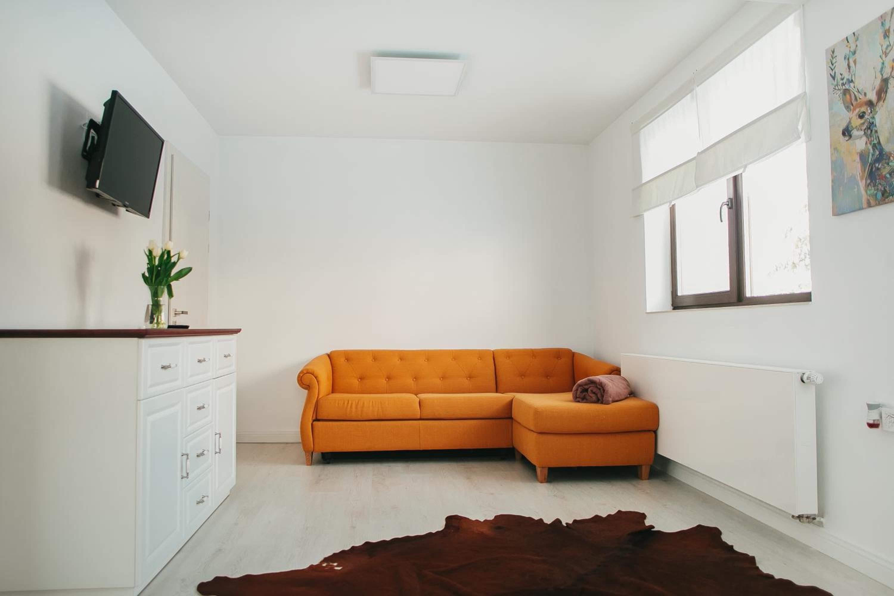 Eight-Bedroom House - Photo 9