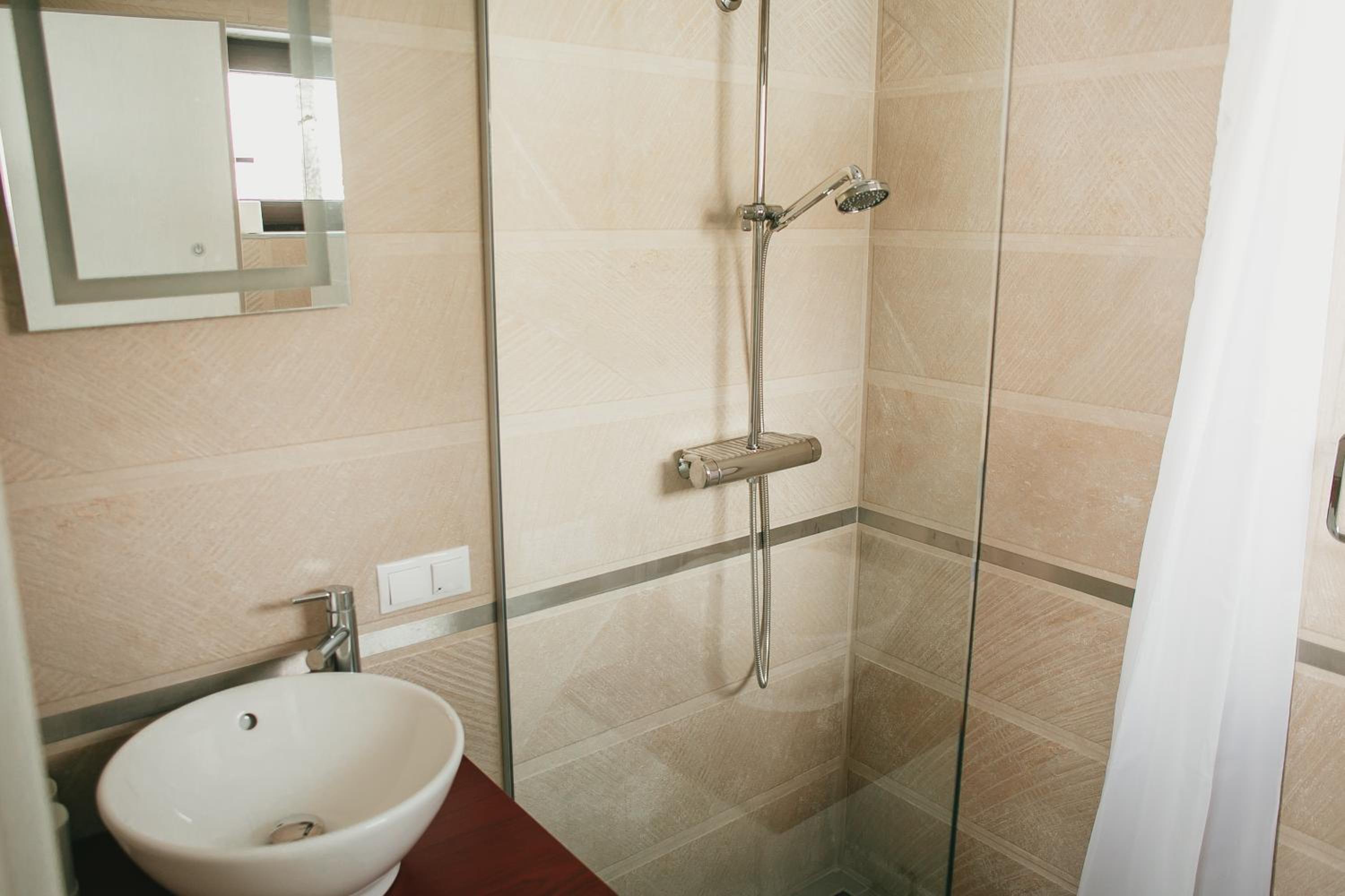 Eight-Bedroom House - Photo 10