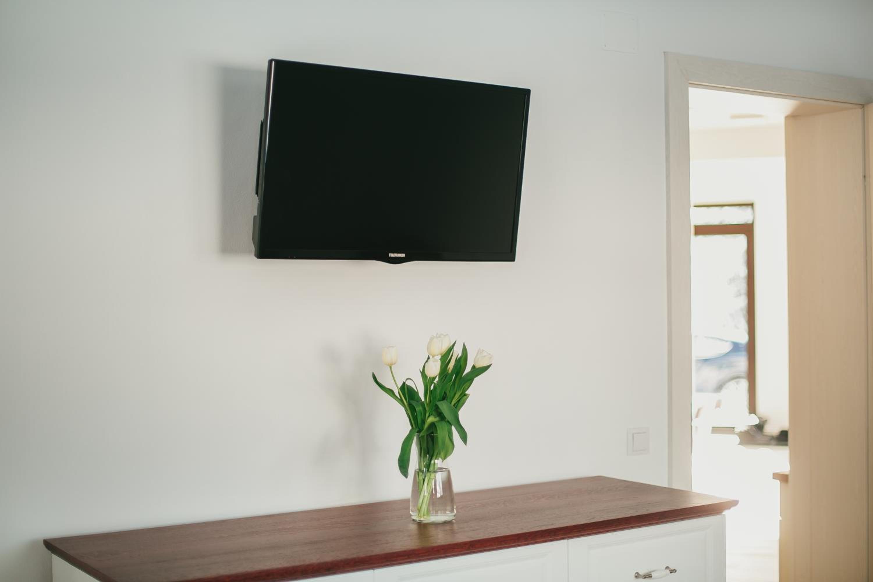 Eight-Bedroom House - Photo 13
