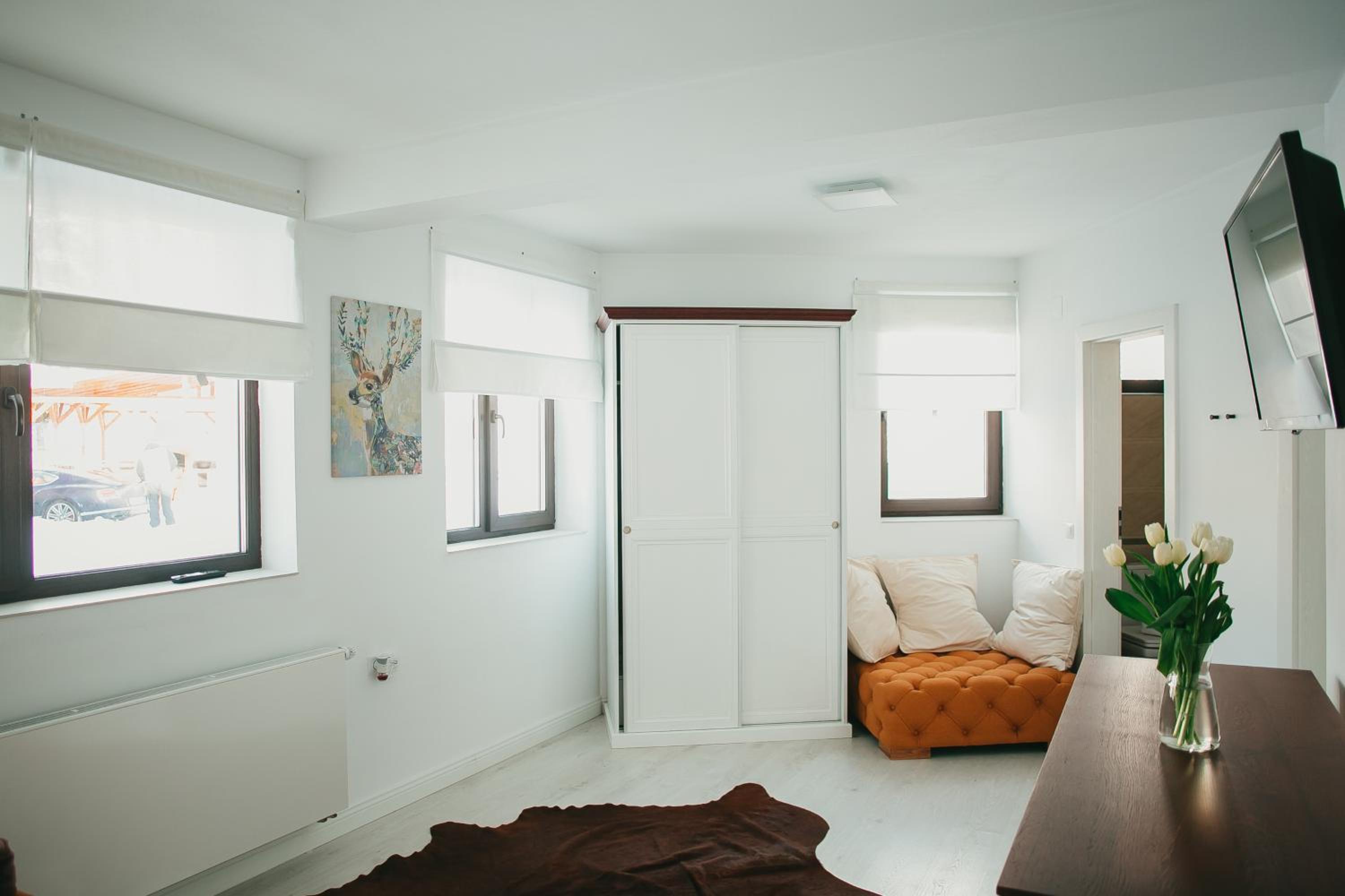 Eight-Bedroom House - Photo 15