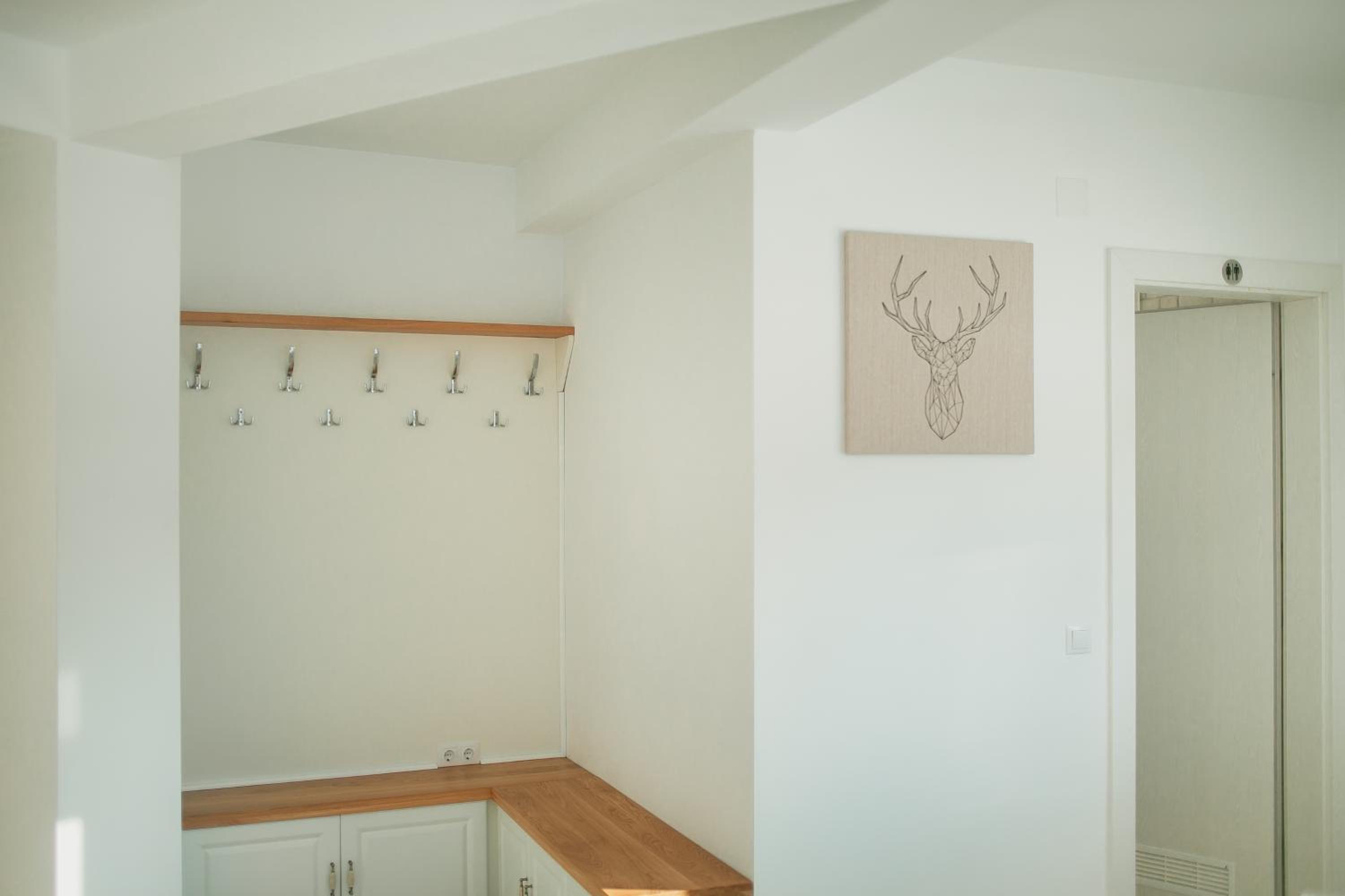 Eight-Bedroom House - Photo 19