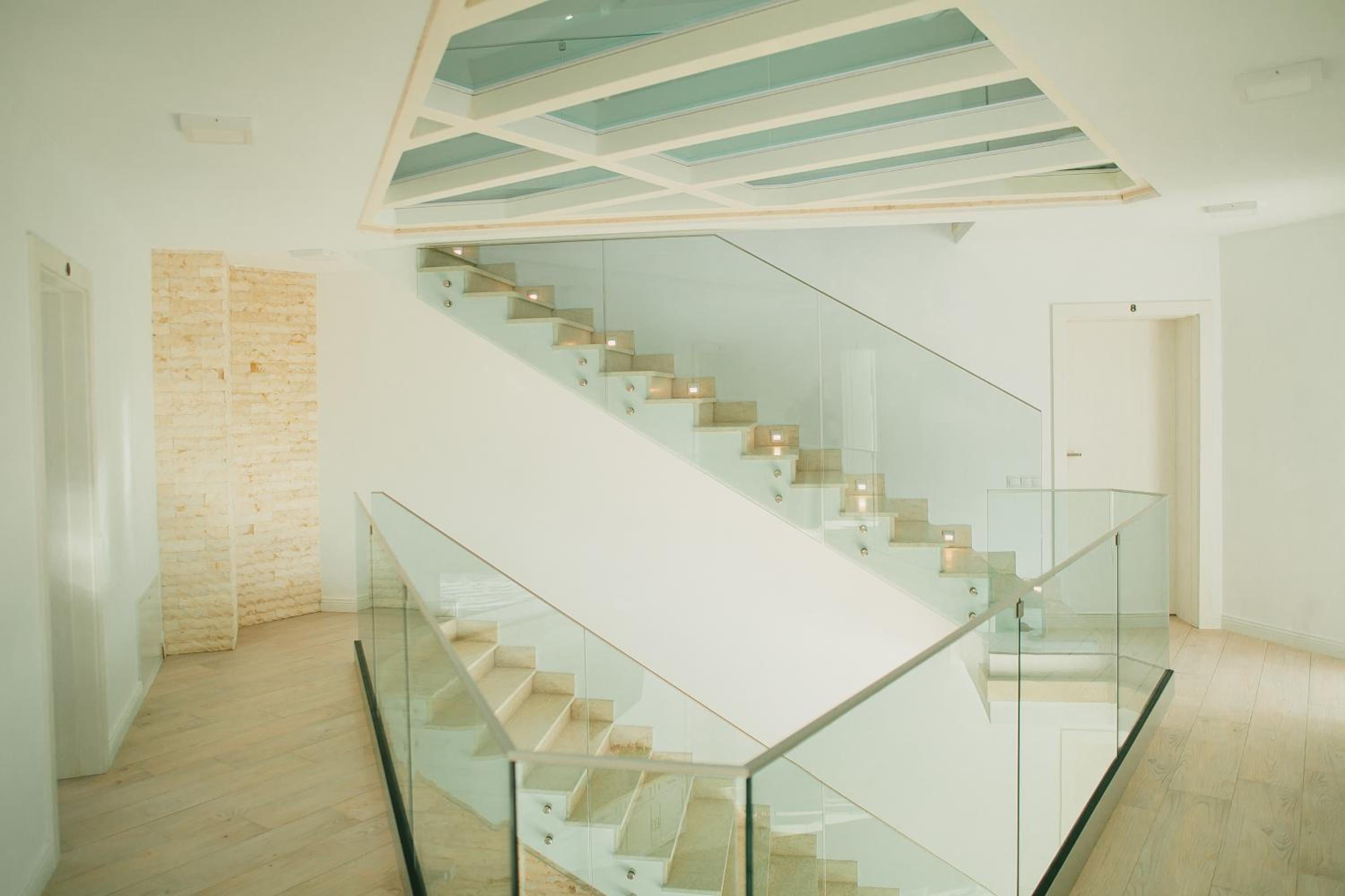 Eight-Bedroom House - Photo 21
