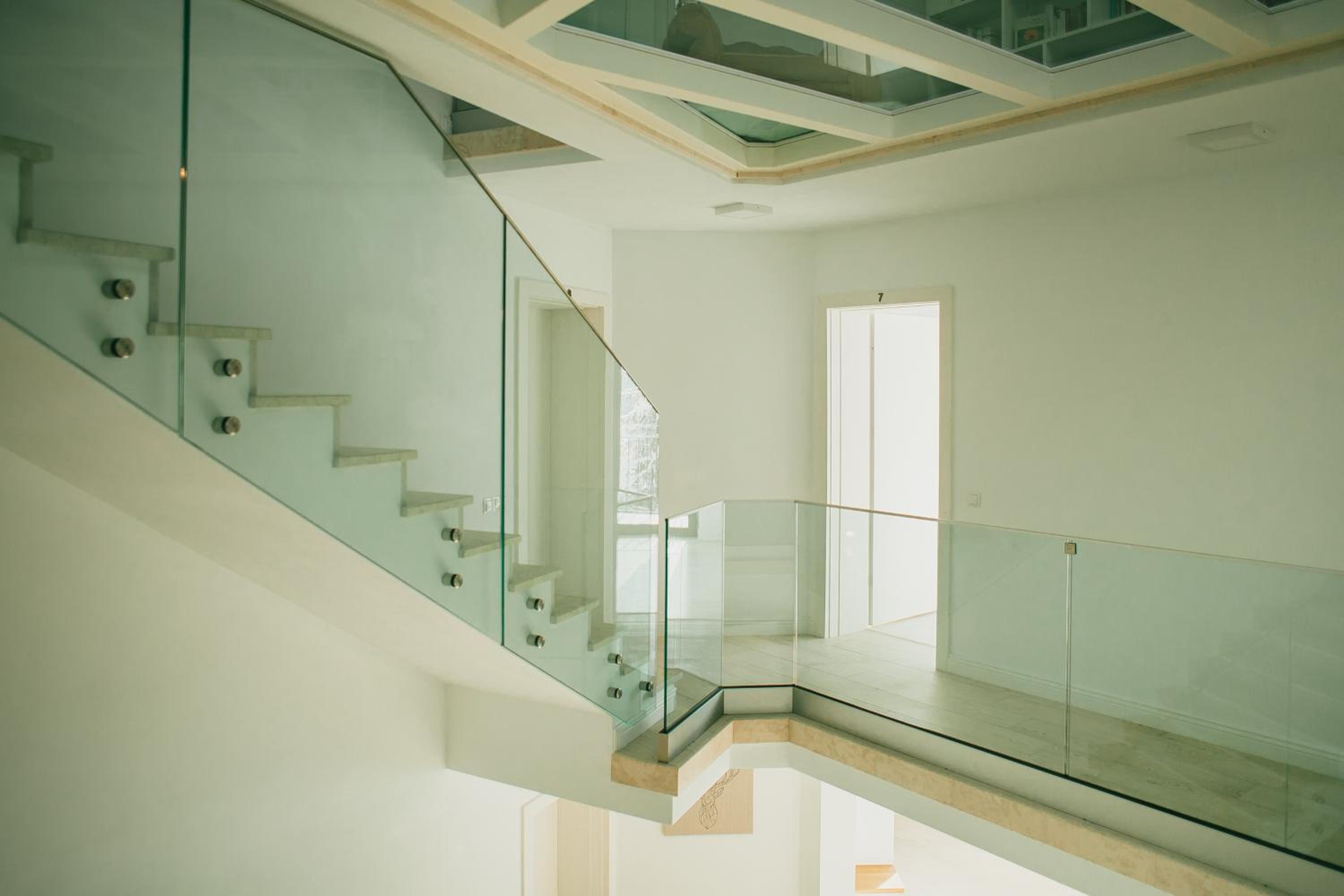 Eight-Bedroom House - Photo 28