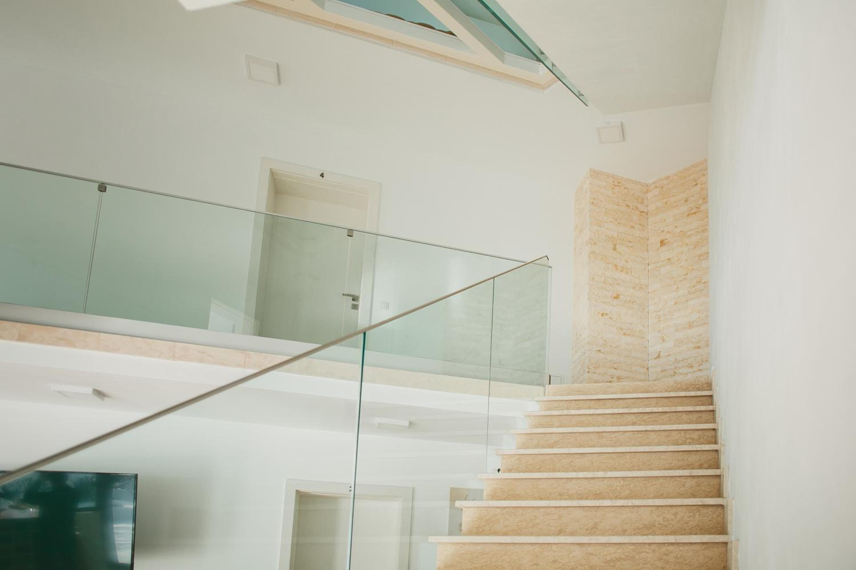 Eight-Bedroom House - Photo 29