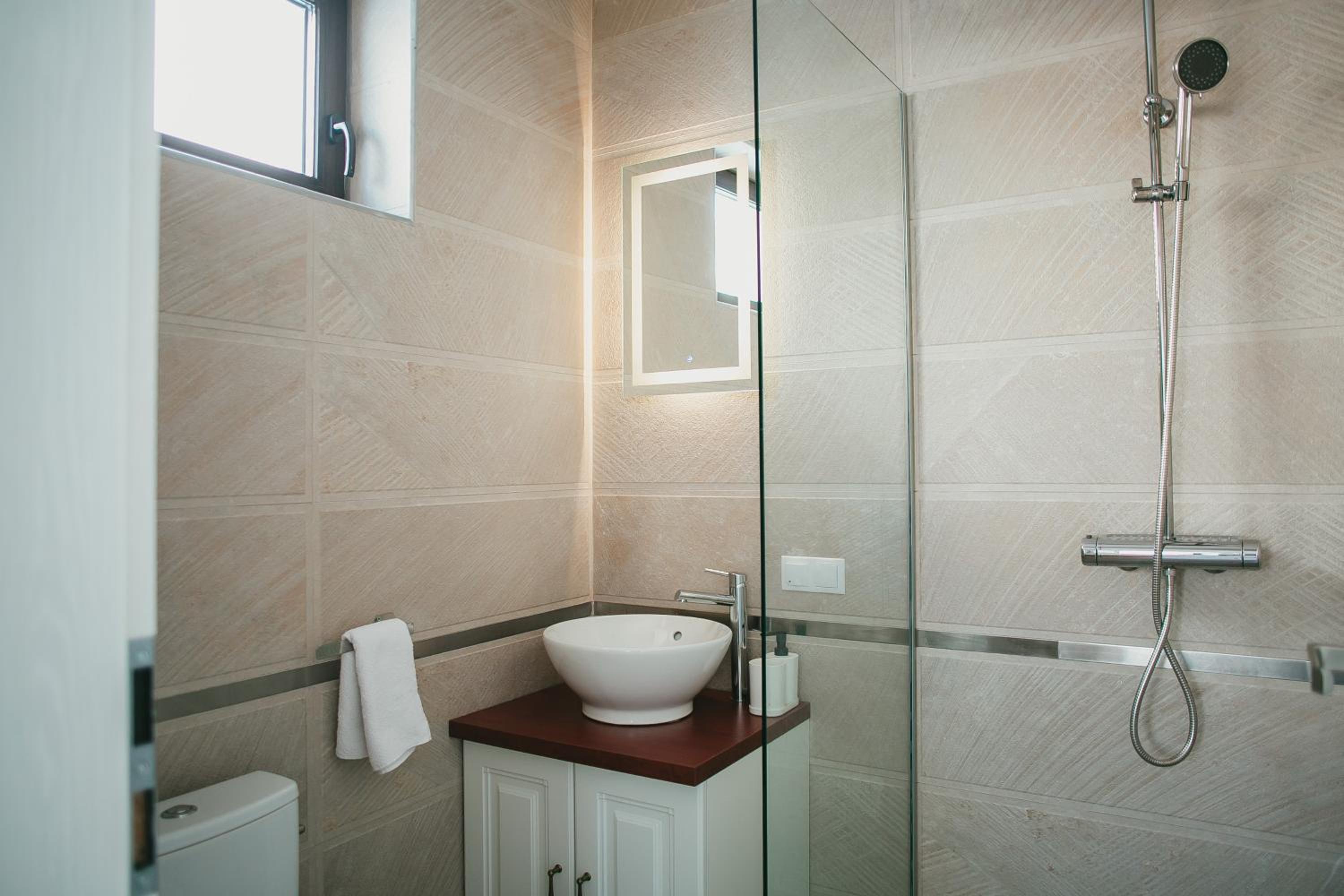 Eight-Bedroom House - Photo 36