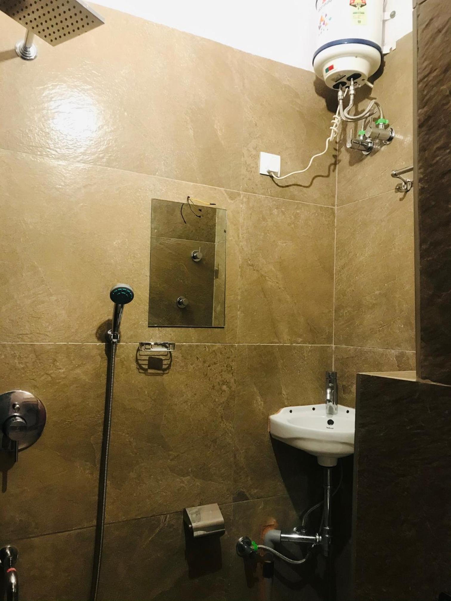 Deluxe King Room - Photo 10