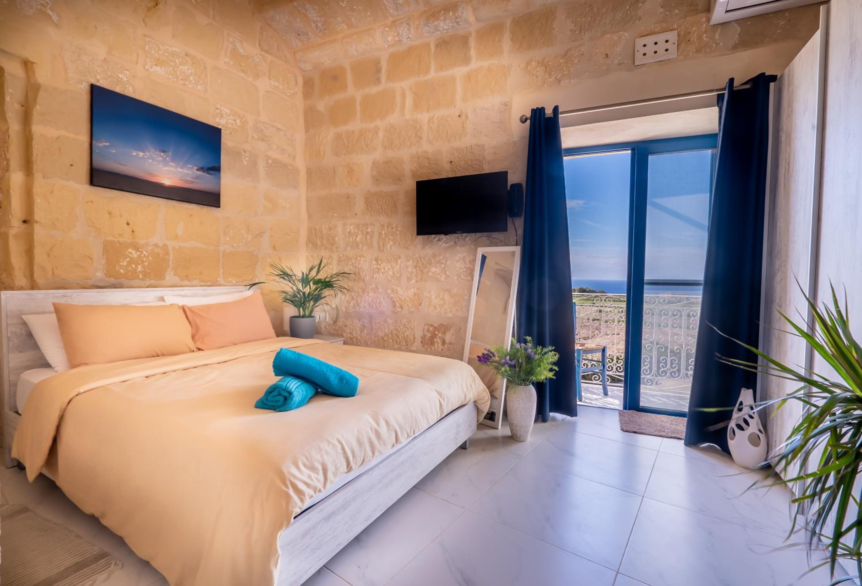 Double Room with Sea View - Photo 1