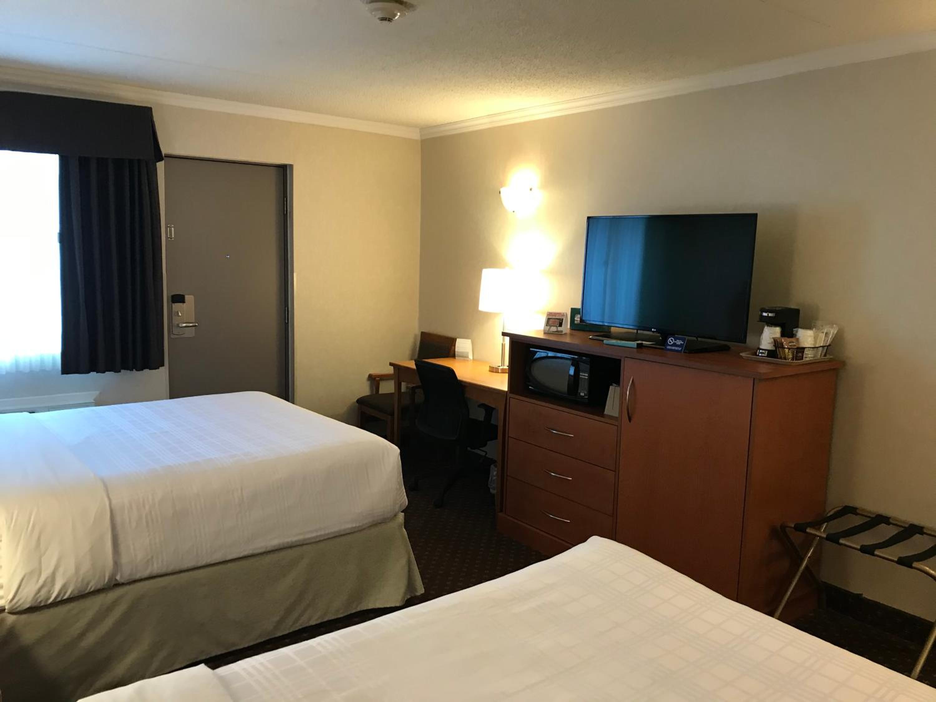 Queen Room with Two Queen Beds - Non-Smoking photo 3