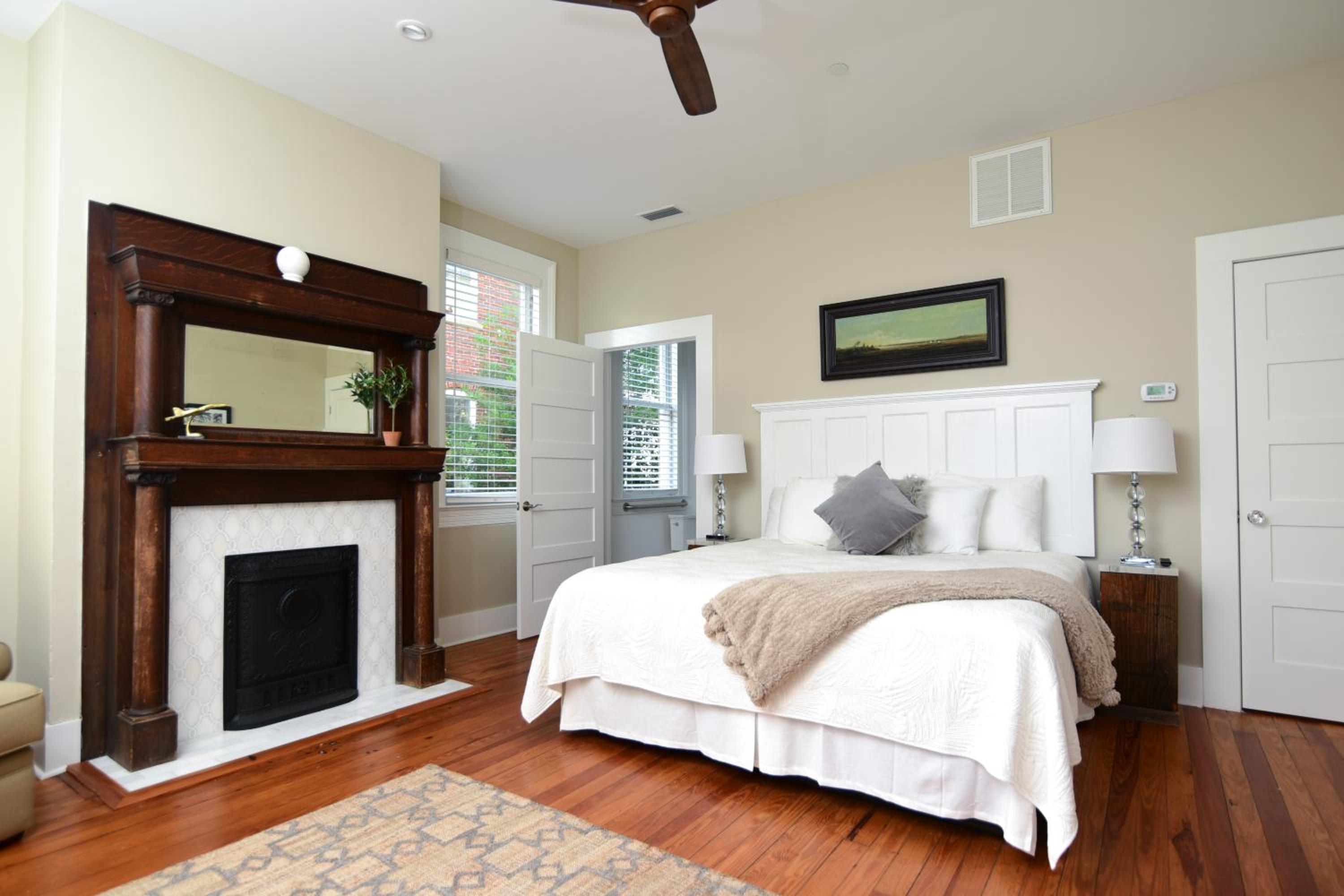 King Room with Roll-In Shower - Disability Access