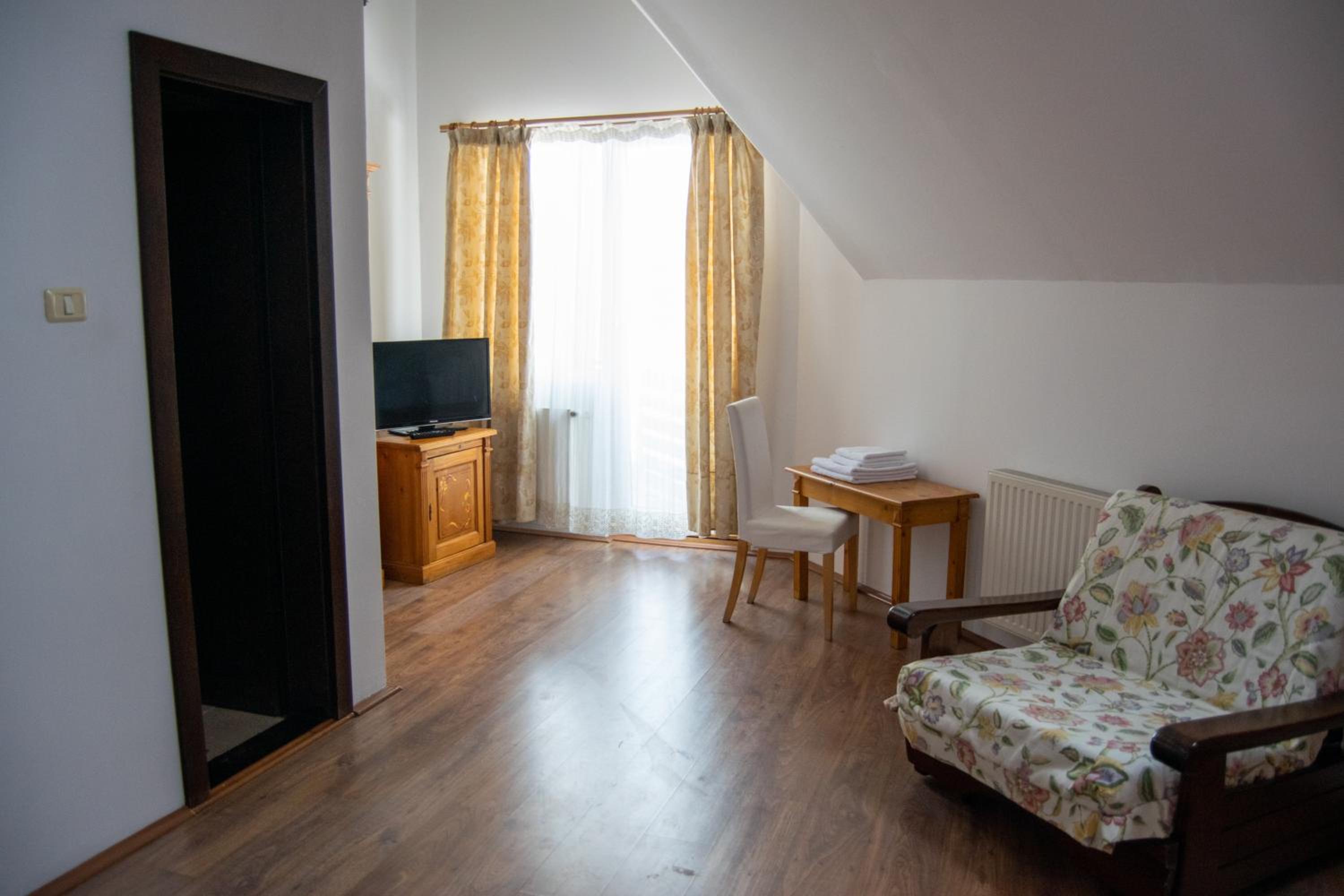Double or Twin Room with Shower - Photo 1