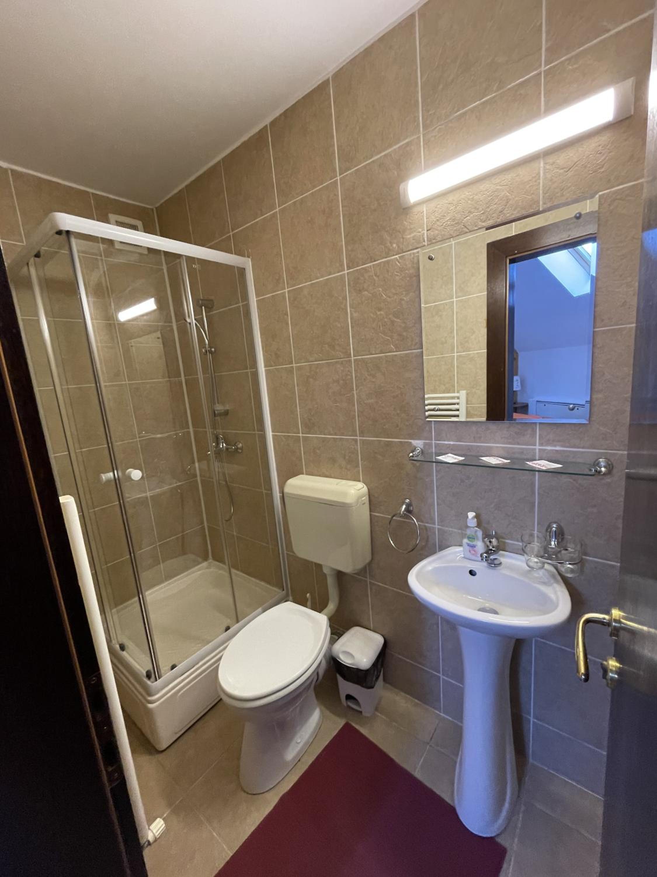 Double or Twin Room with Shower - Photo 3