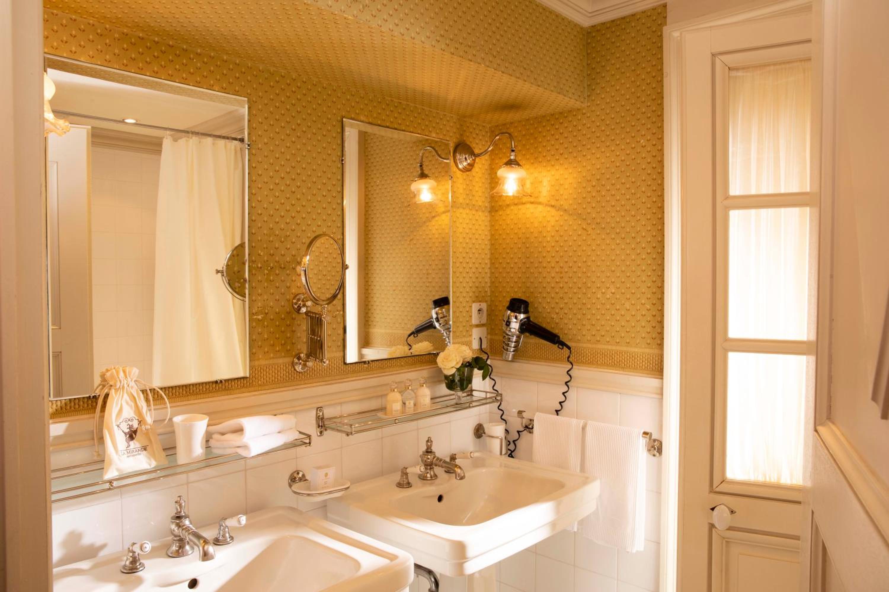 Double or Twin Deluxe Room - Photo 7