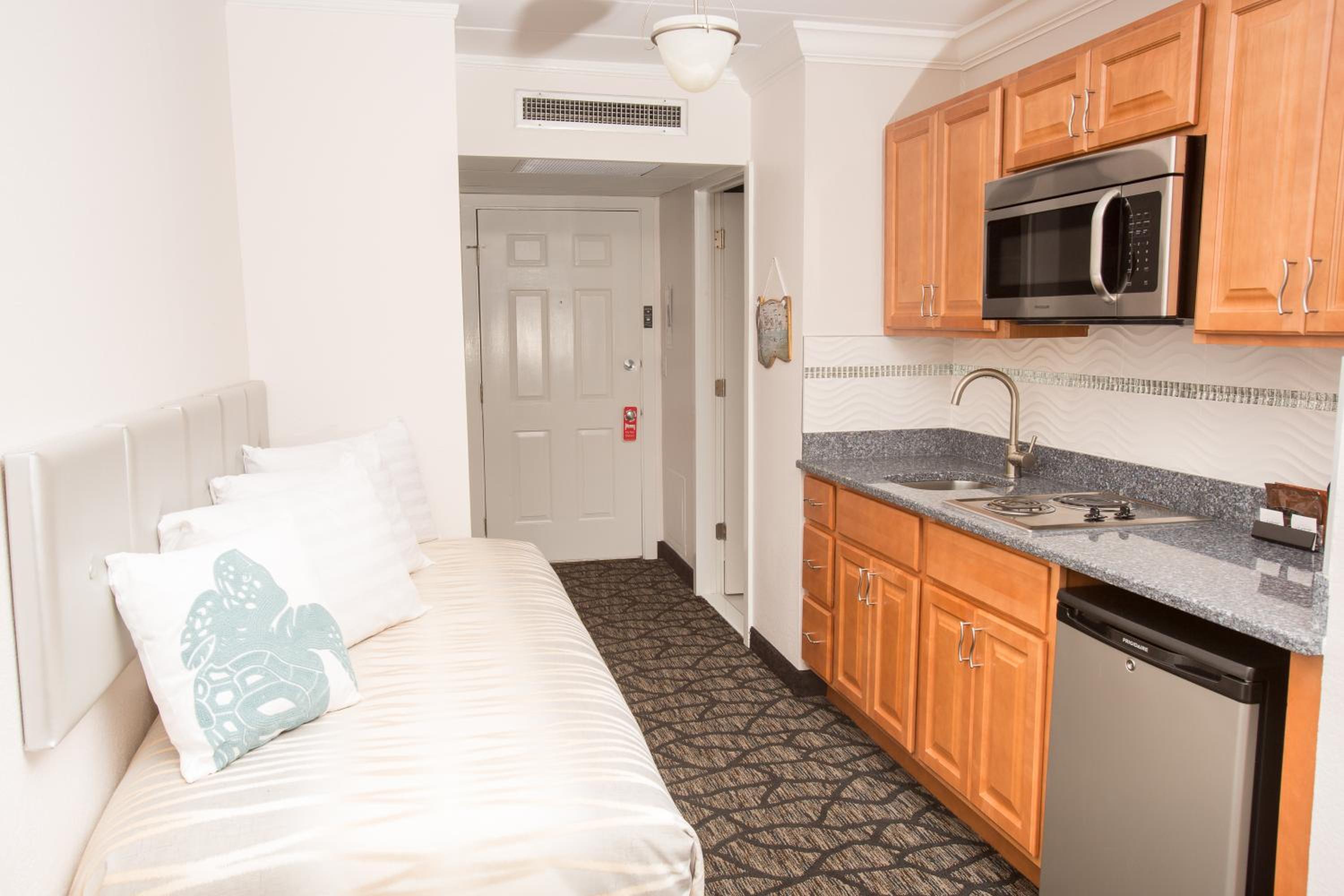 Kitchenette, Queen & Single Bed - C.M. Hotel Room (E-1) photo 2