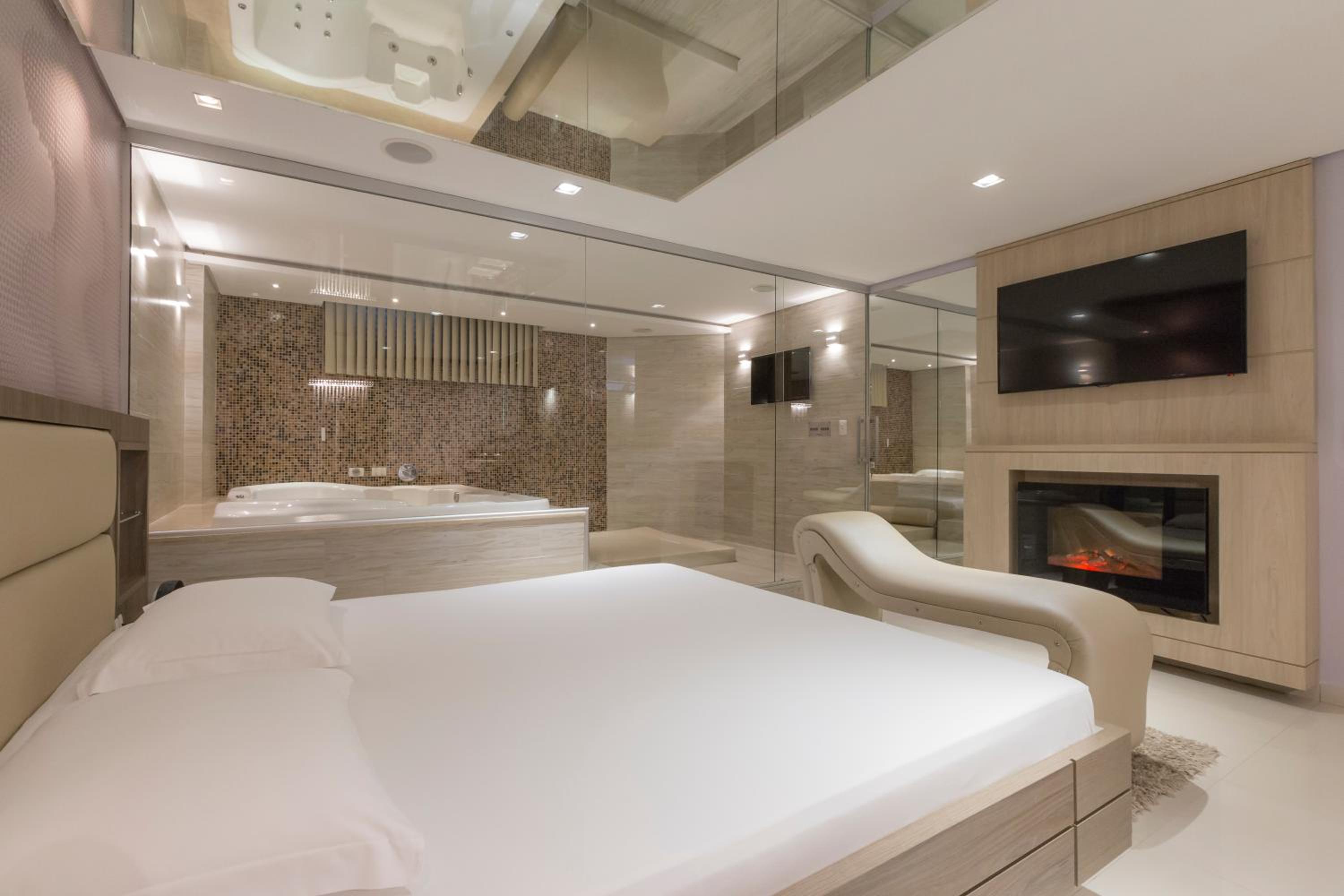 Suite with Hot Tub - Photo 2