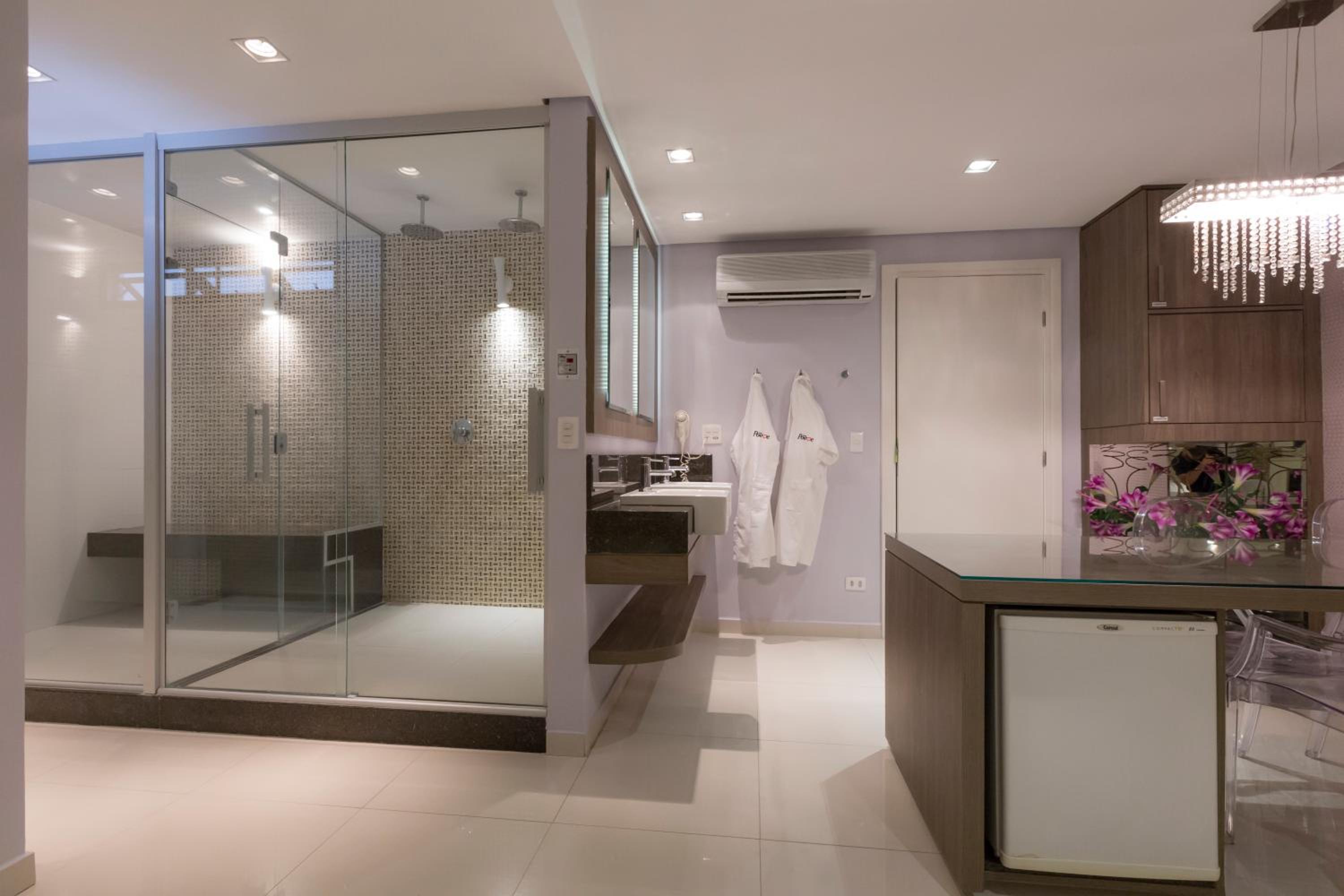 Suite with Hot Tub - Photo 3