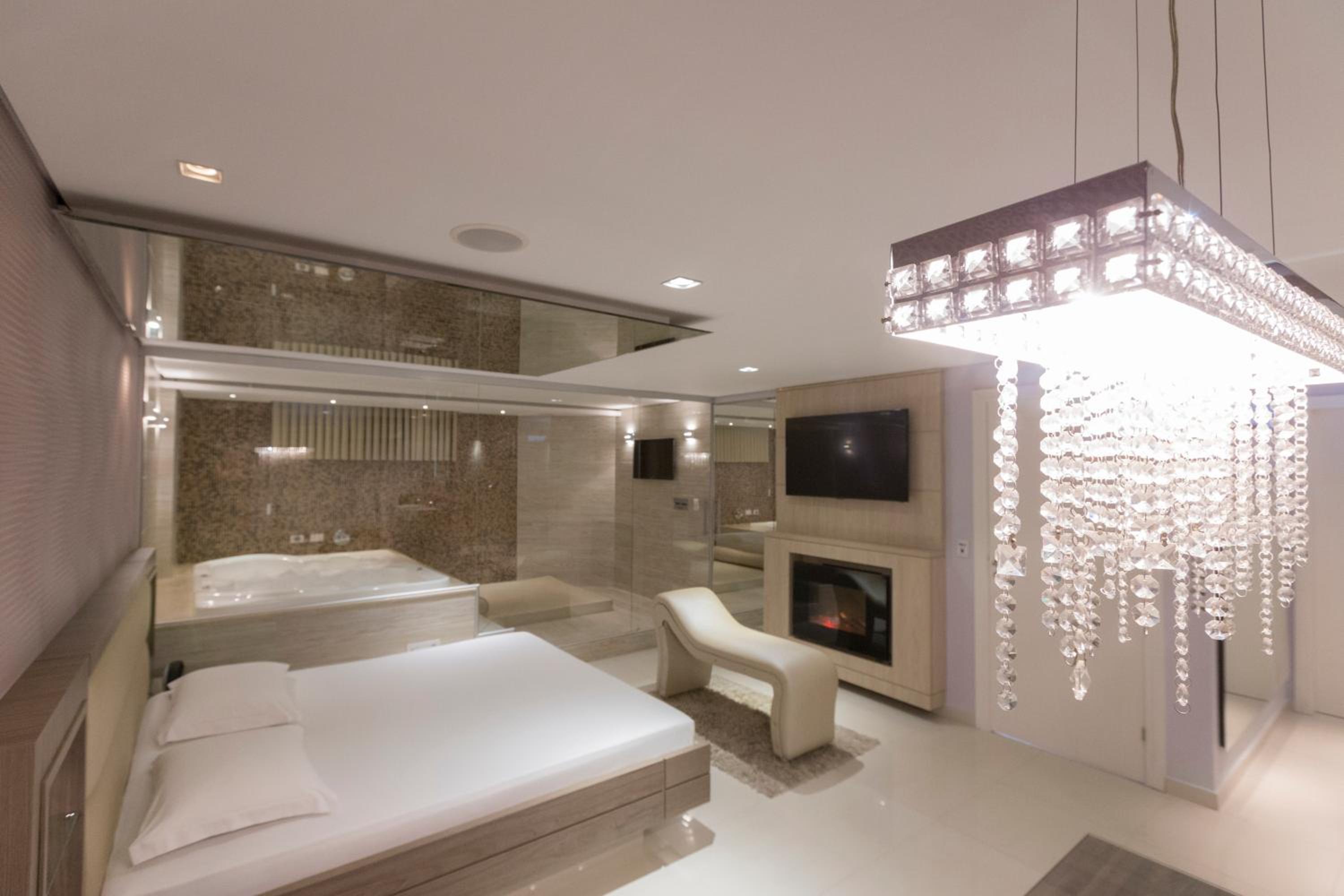 Suite with Hot Tub - Photo 1