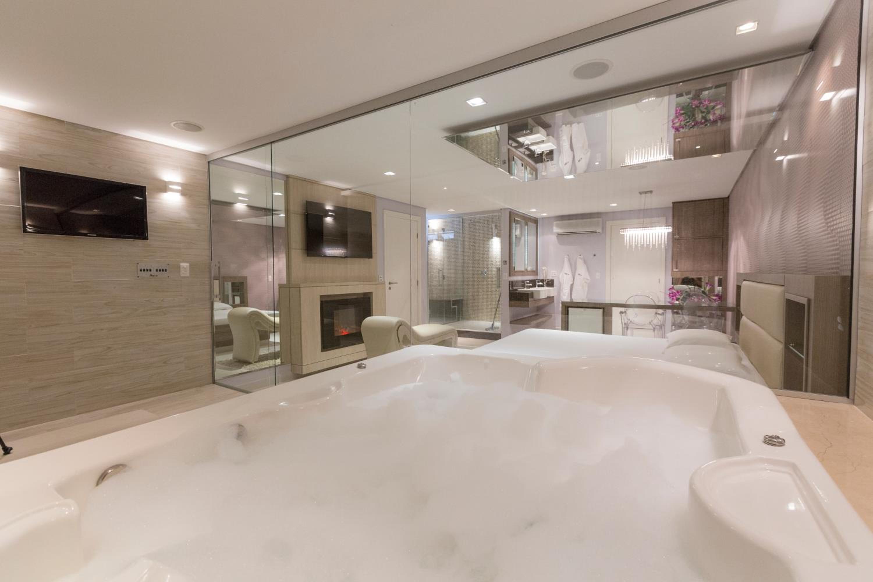Suite with Hot Tub - Photo 4