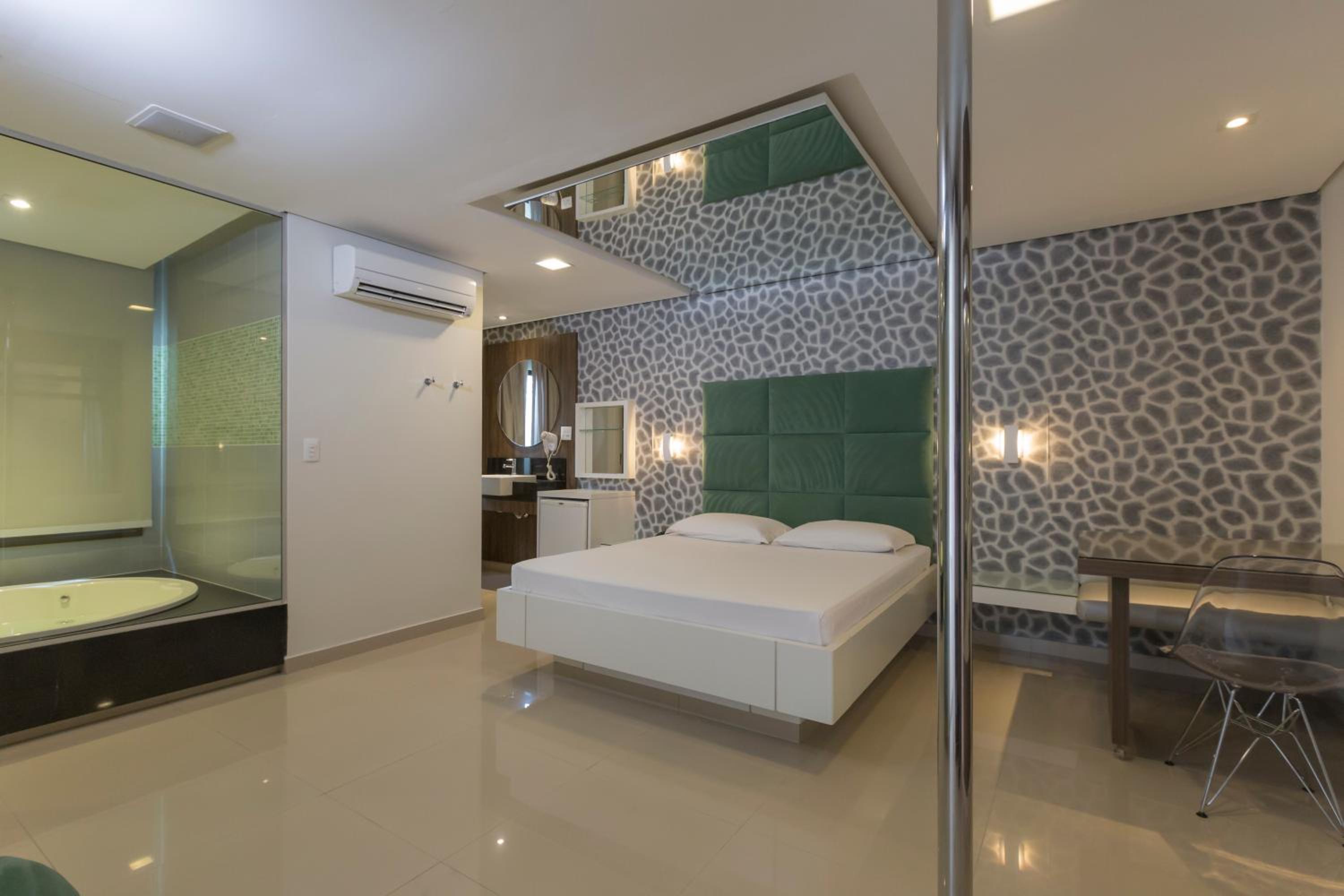 Studio with Spa Bath - Photo 1