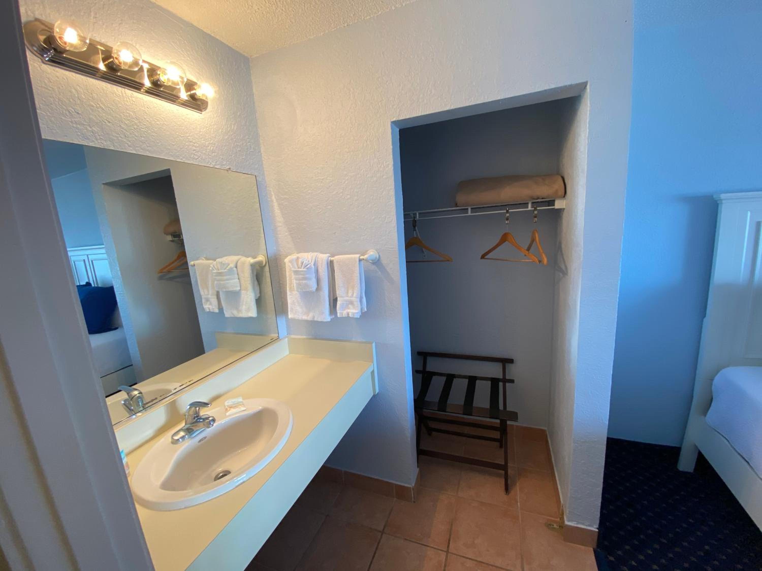Standard Queen Room with Two Queen Beds - Photo 4