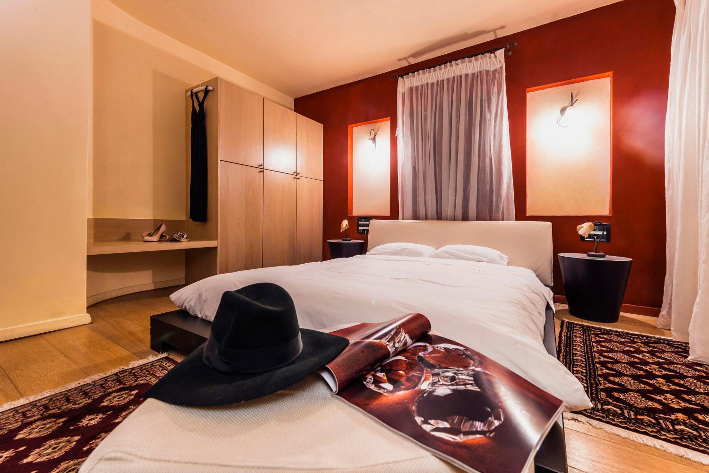 Cosmos Suite with Spa Tub - Photo 5