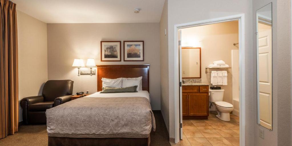 Queen Studio Suite - Photo 1