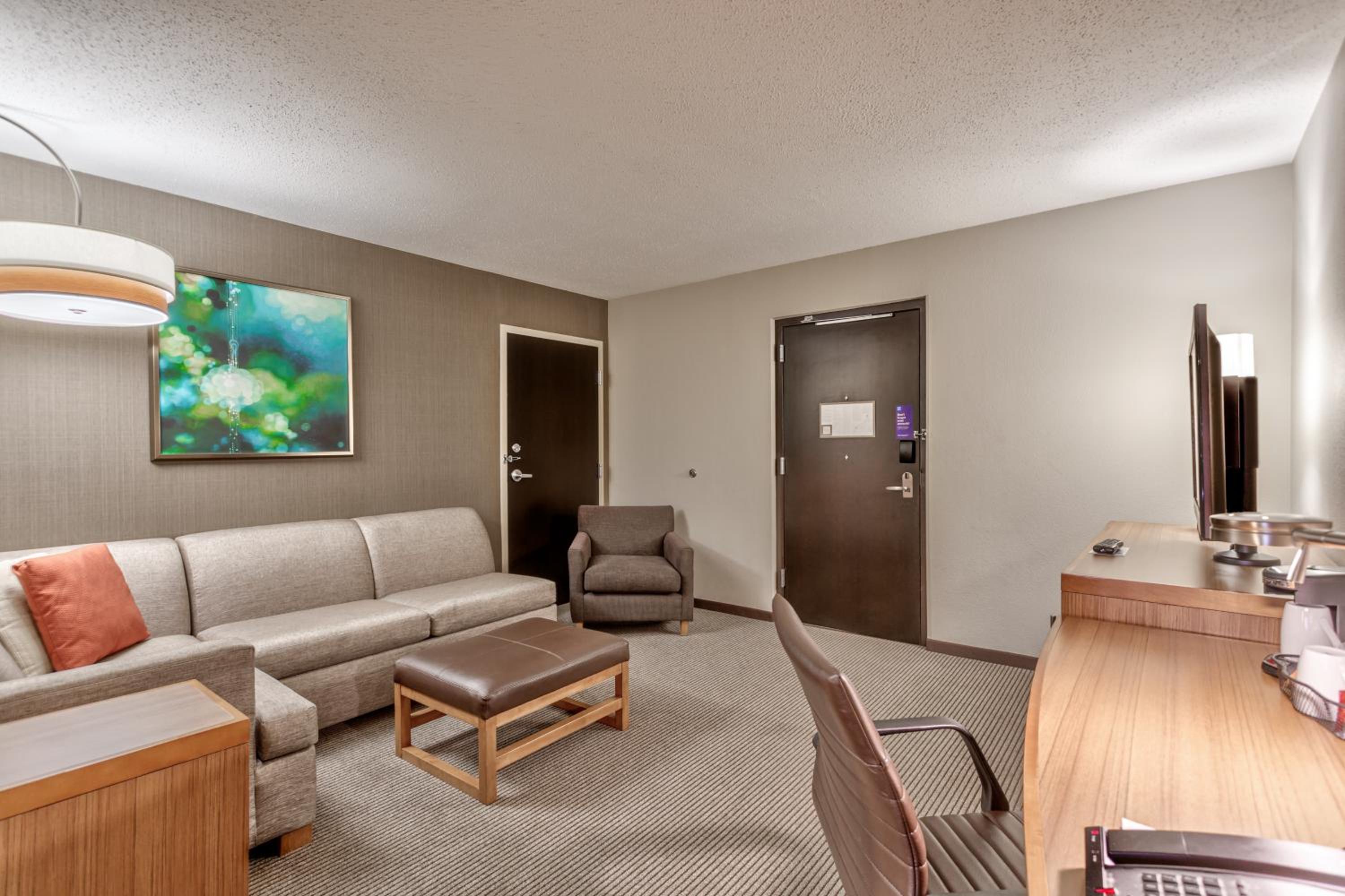 Queen Room with Two Queen Beds, Sofa Bed and Accessible Tub - Photo 4