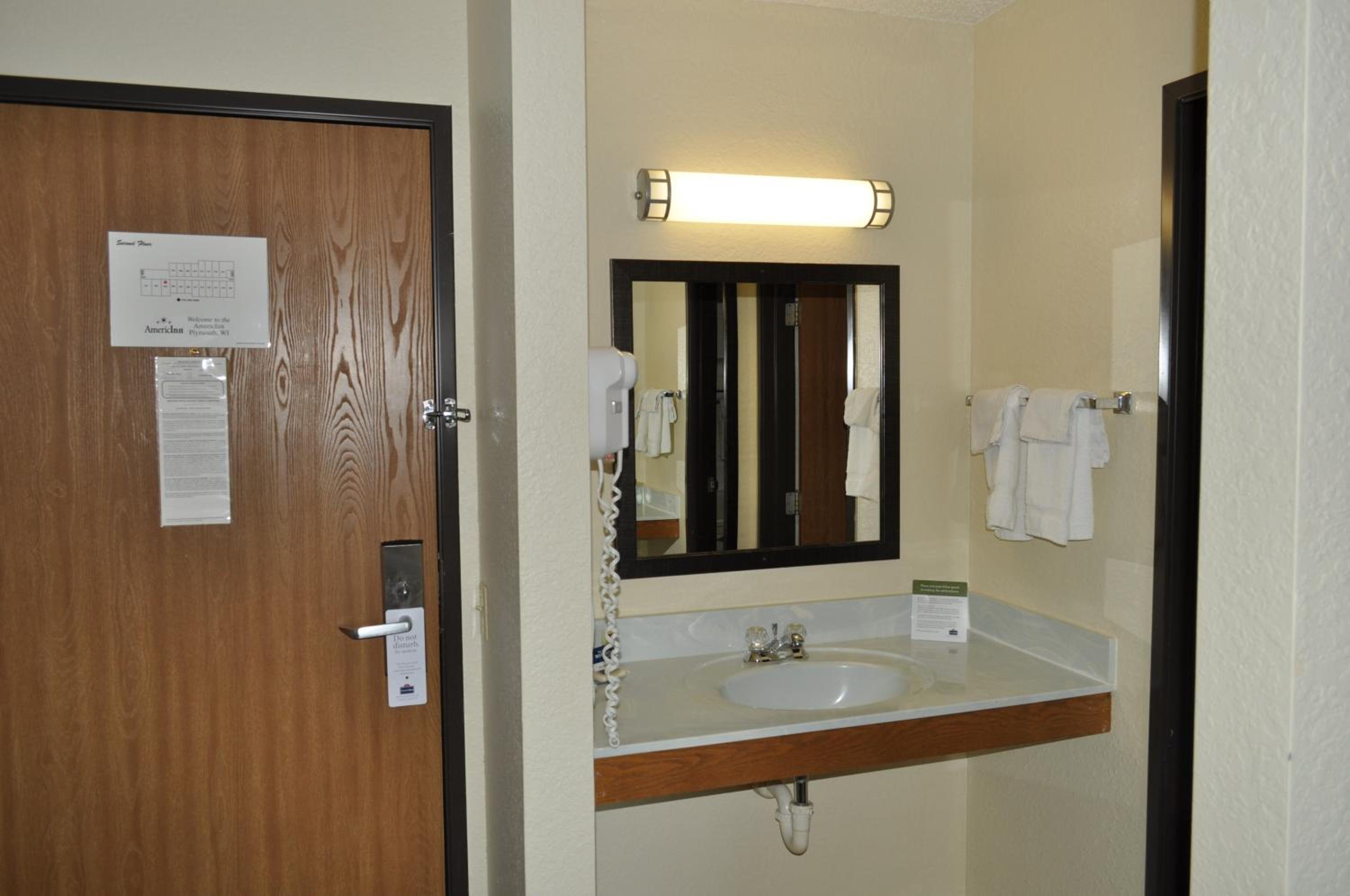 Queen Room - Non-Smoking - Photo 3