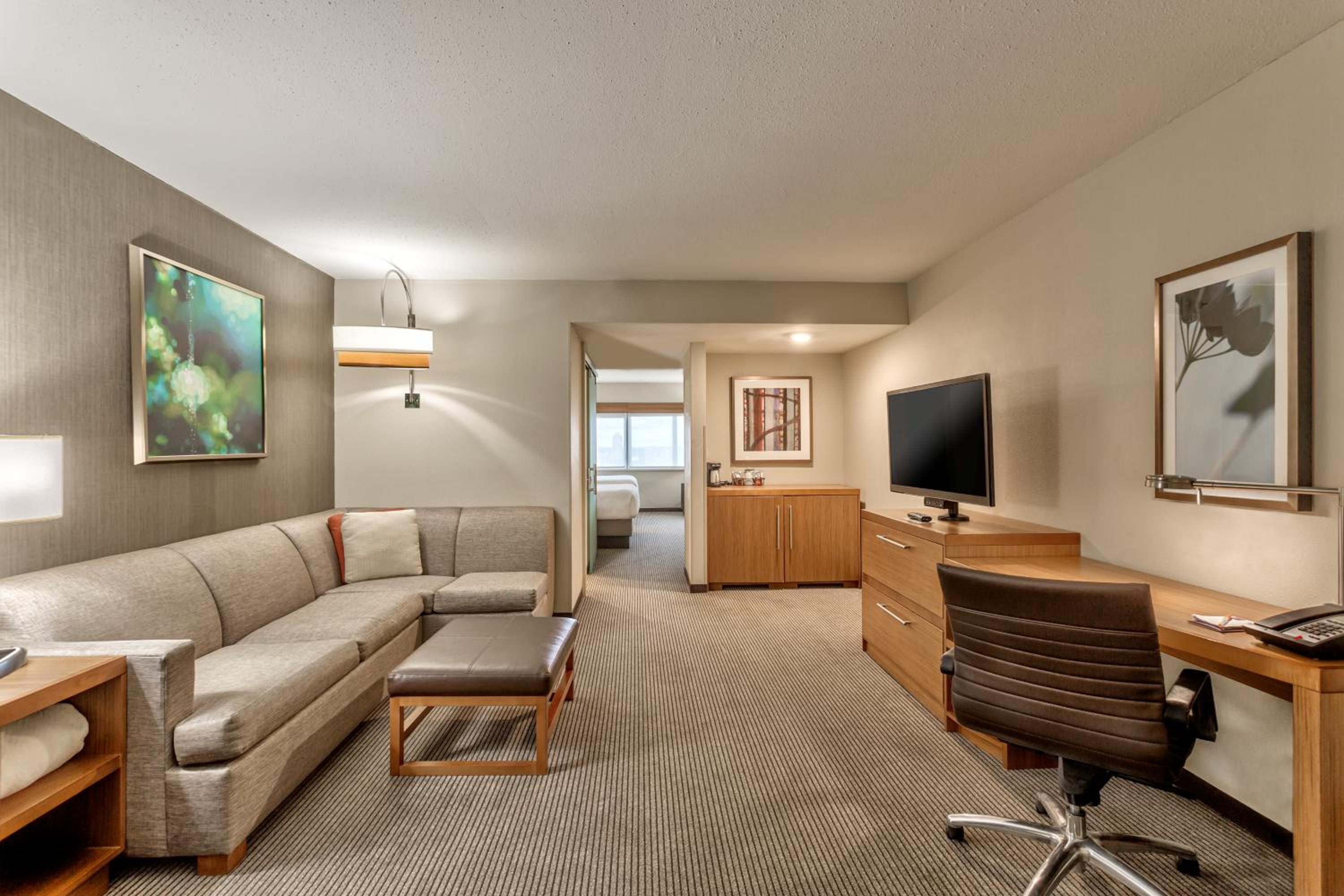 Queen Room with Two Queen Beds and Sofa Bed - High Floor - Photo 4