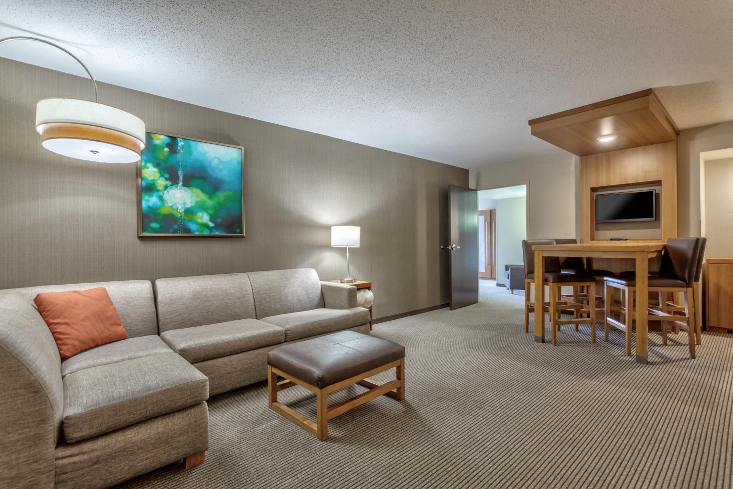 One-Bedroom Suite with Two Queen Beds and Sofa Bed - Photo 4