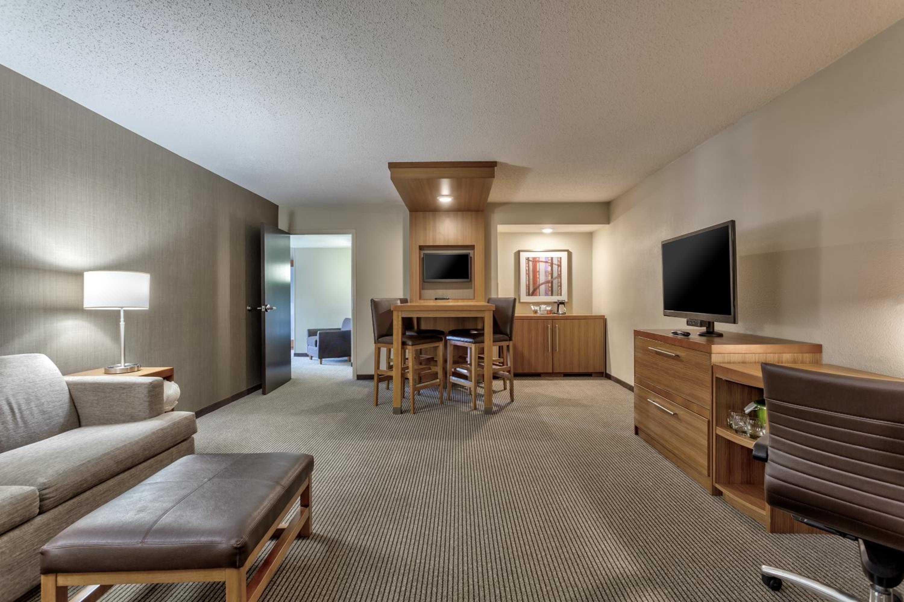 One-Bedroom Suite with Two Queen Beds and Sofa Bed - Photo 3
