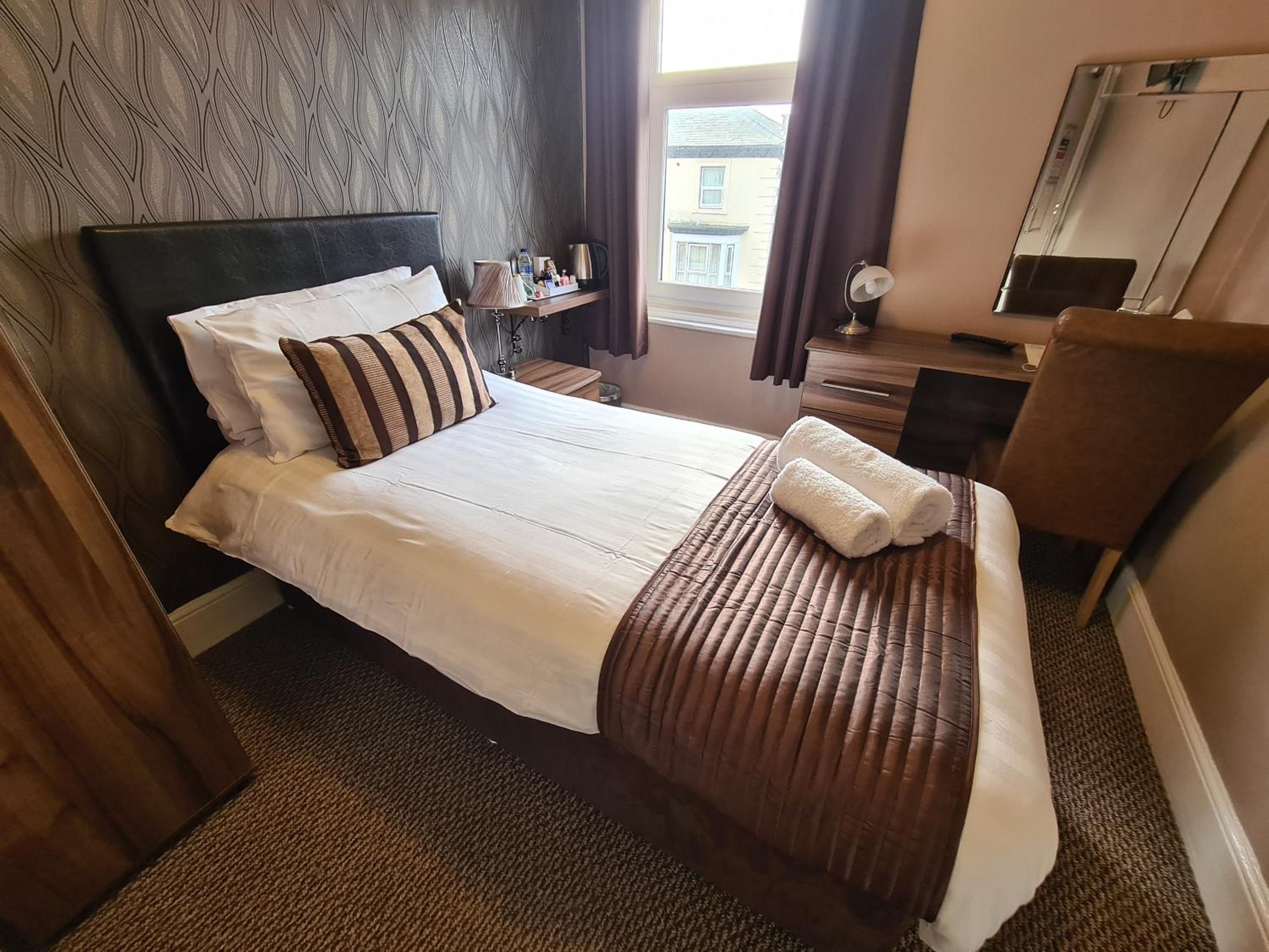 Single Room with Bathroom photo 1