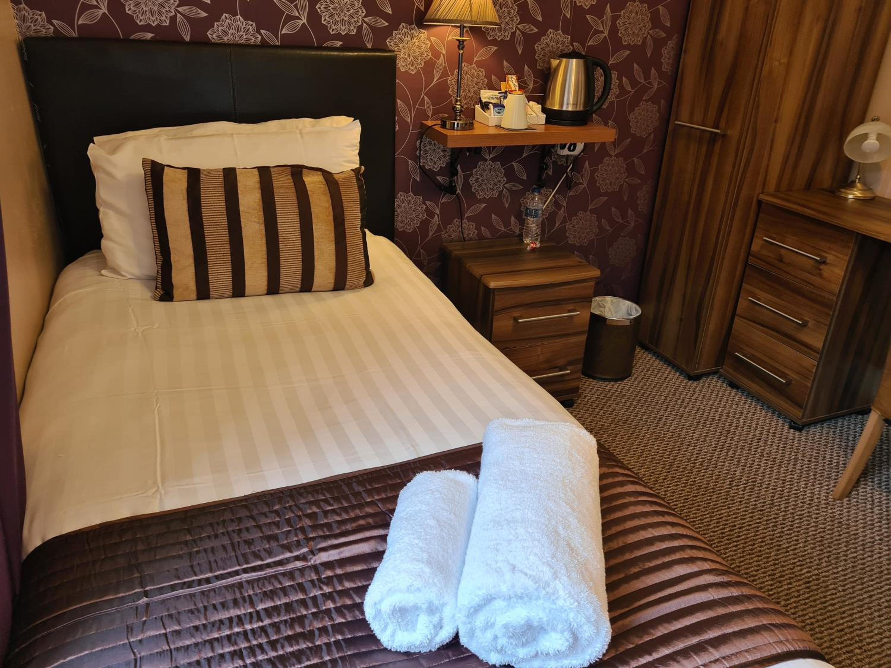 Single Room with Bathroom photo 2