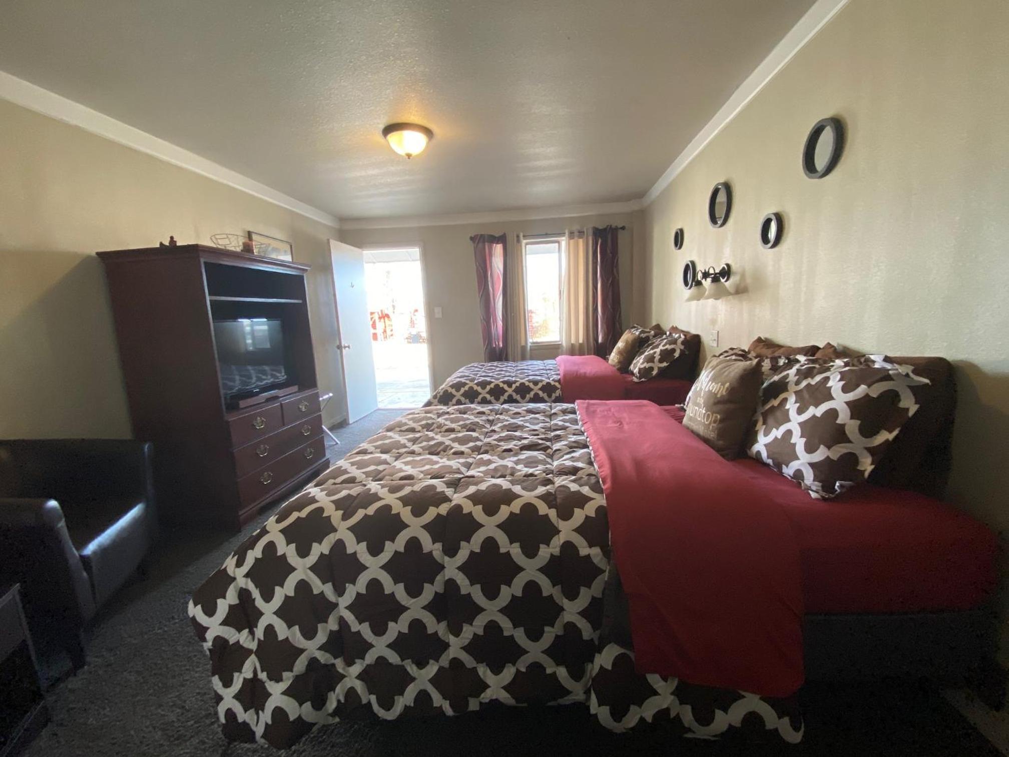 Standard Double Queen Room photo 2