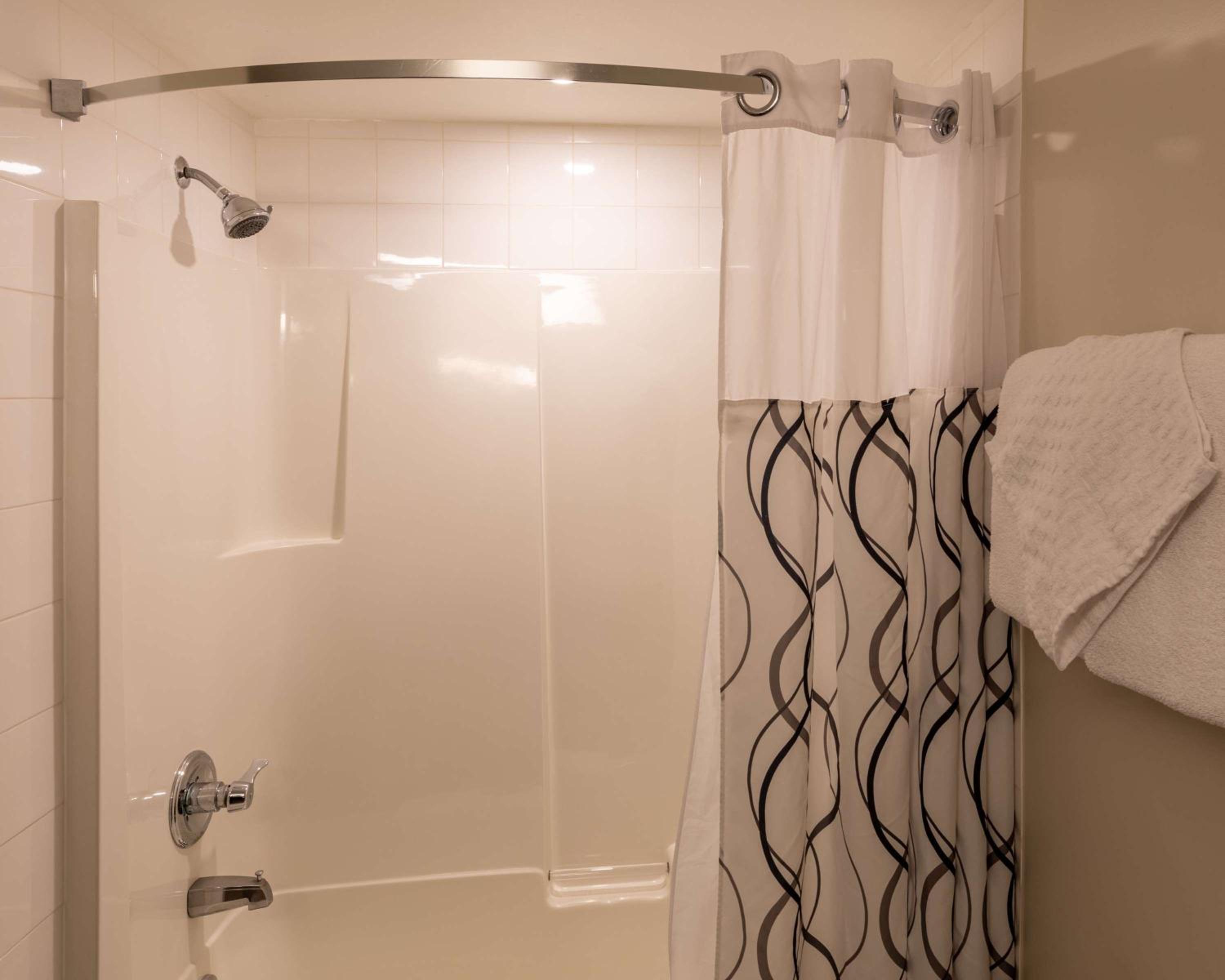 Queen Room - Accessible photo 2