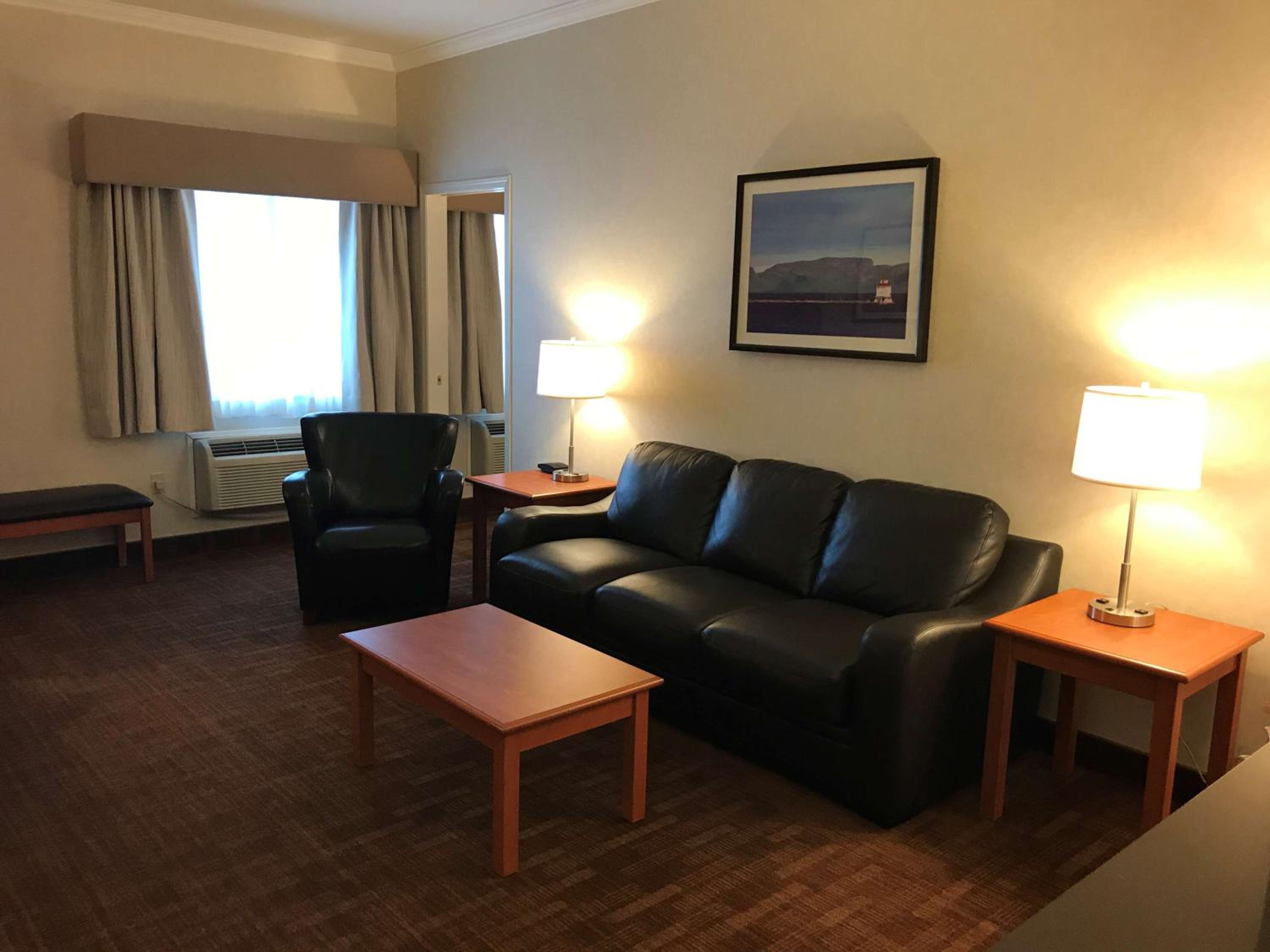 King Suite - Non-Smoking