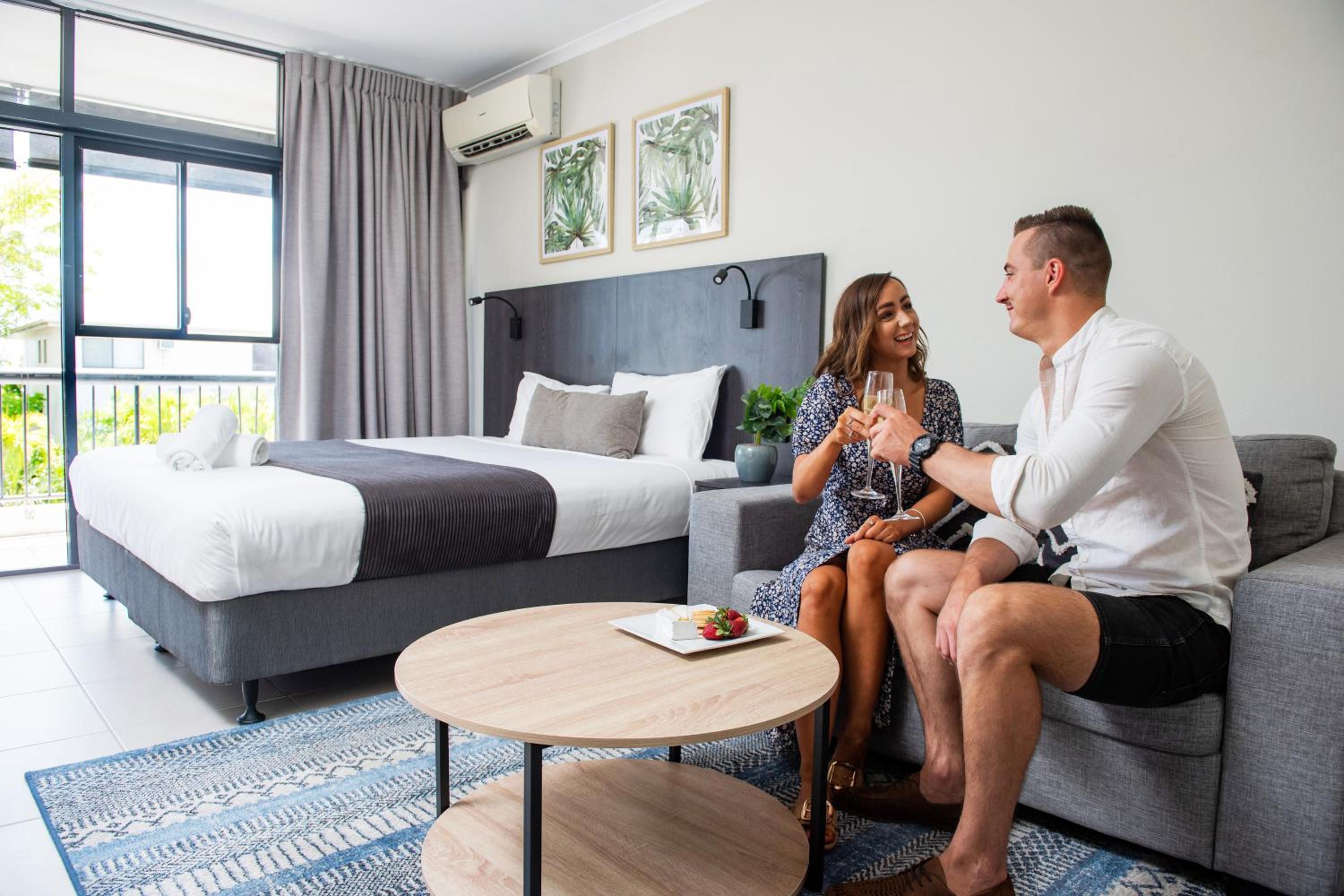 King Split + balcony (Mountain view)