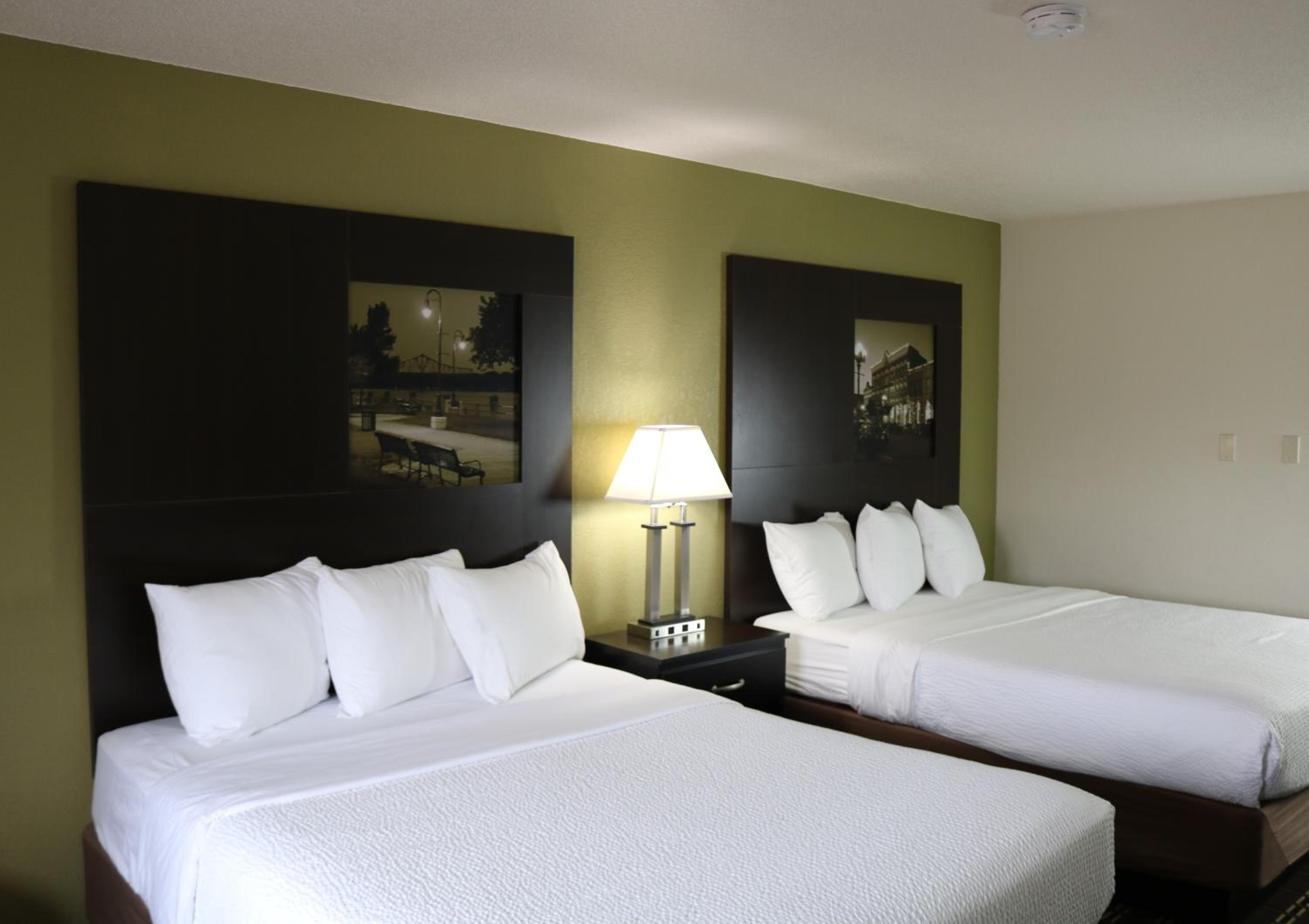 Queen Room with Two Queen Beds - Non-Smoking - Photo 6