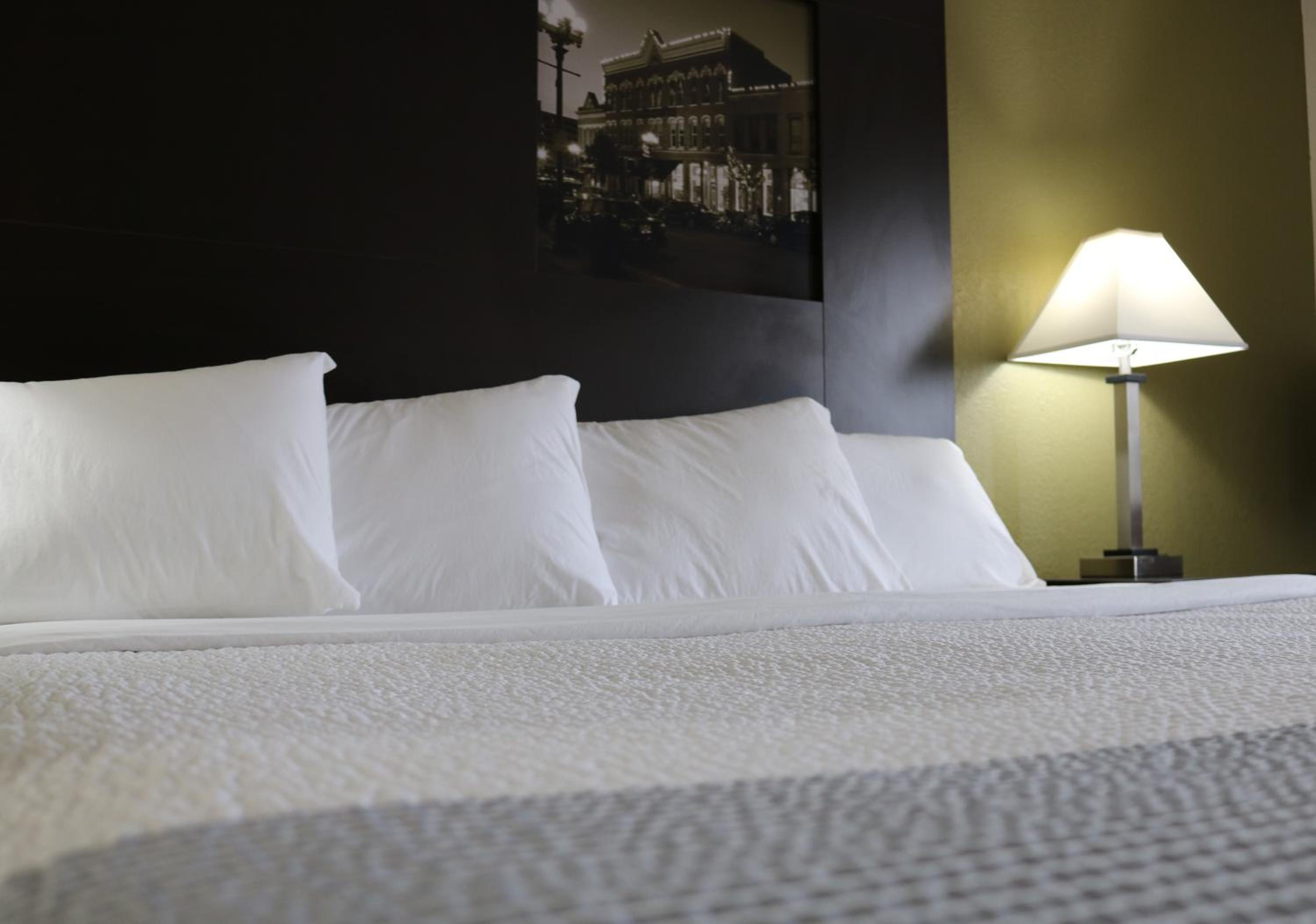 King Room - Non-Smoking - Photo 3