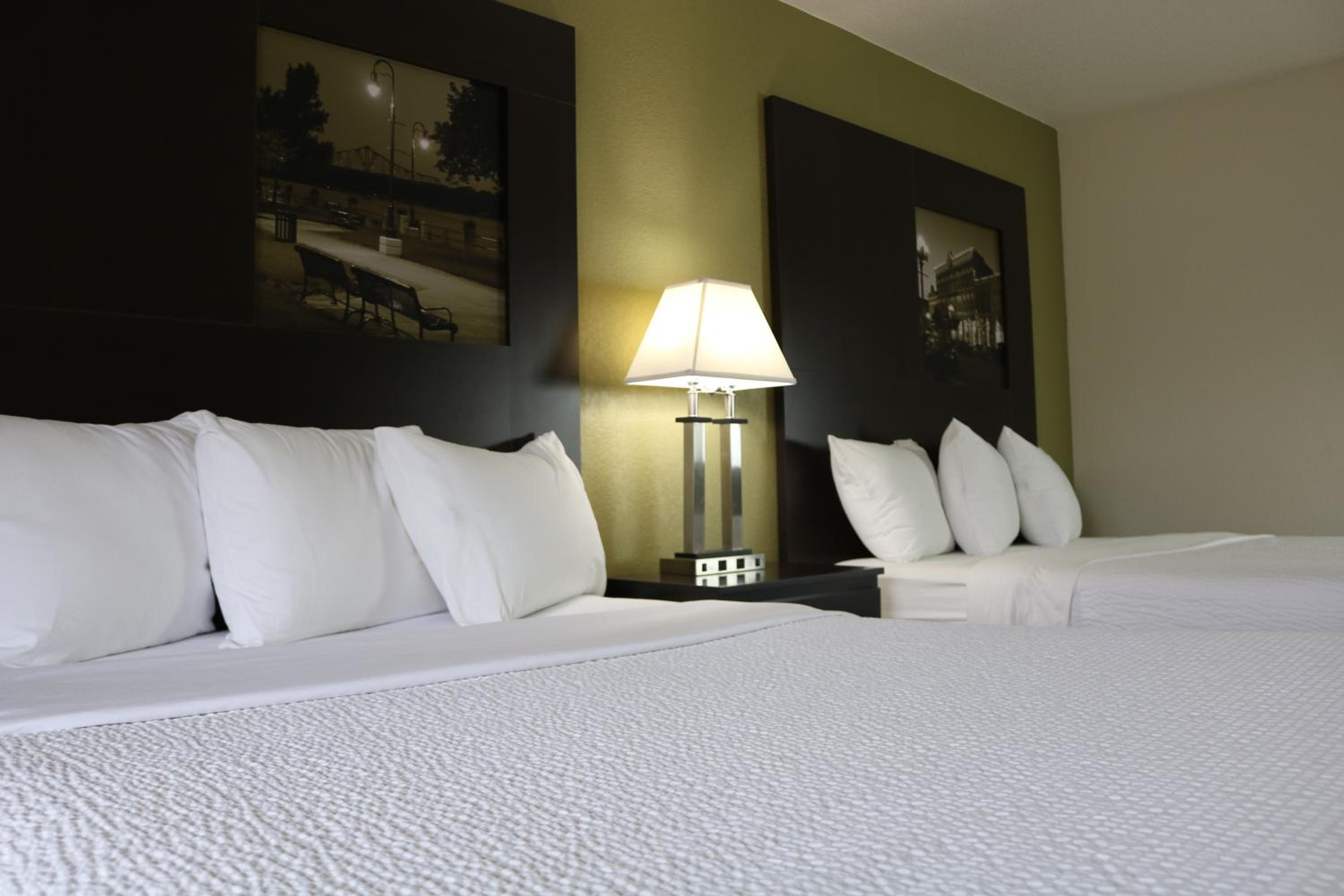 Queen Room with Two Queen Beds - Non-Smoking - Photo 2