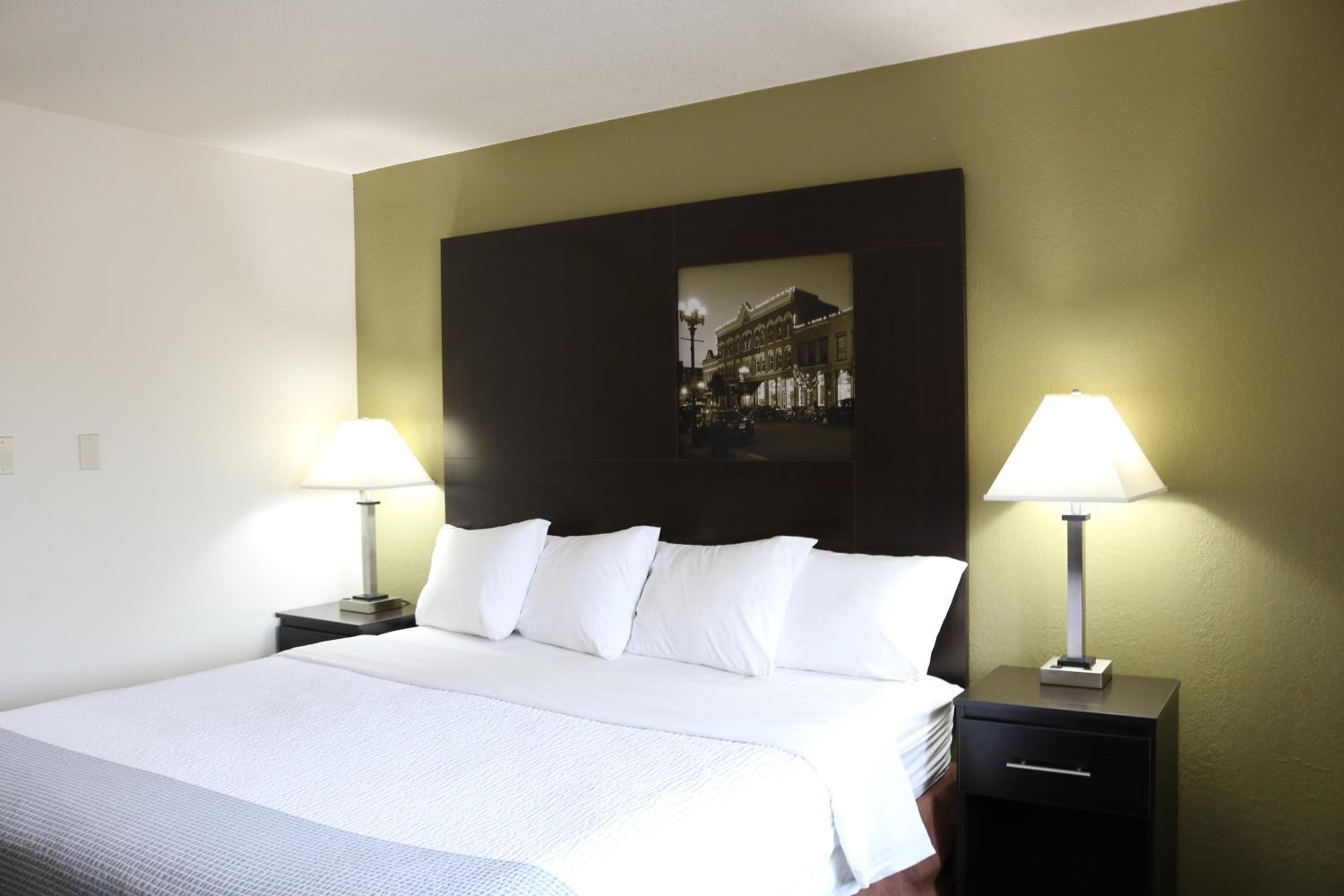 King Room - Non-Smoking - Photo 1