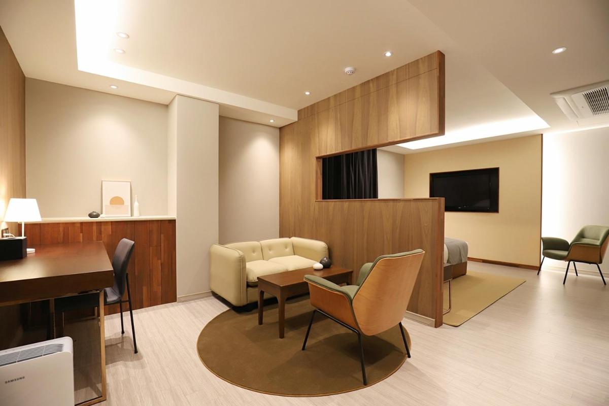 Suite - Photo 1