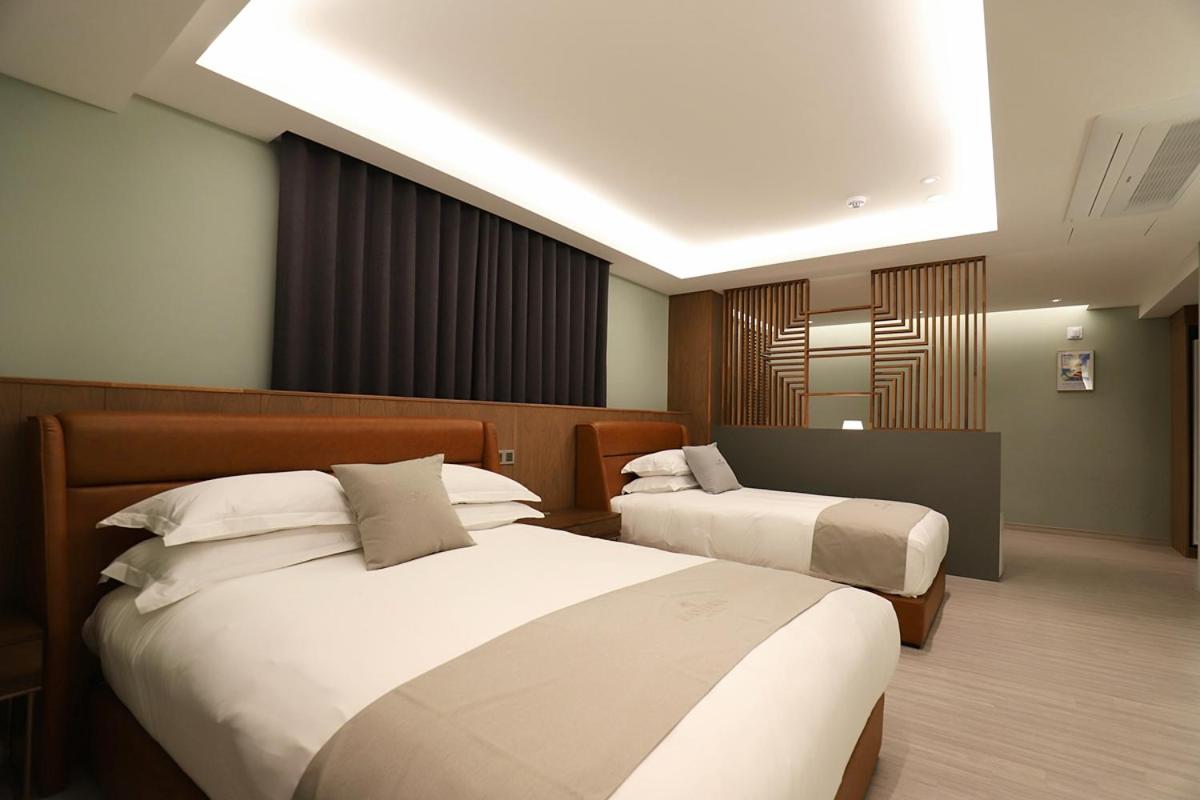 Suite Twin Room - Photo 9
