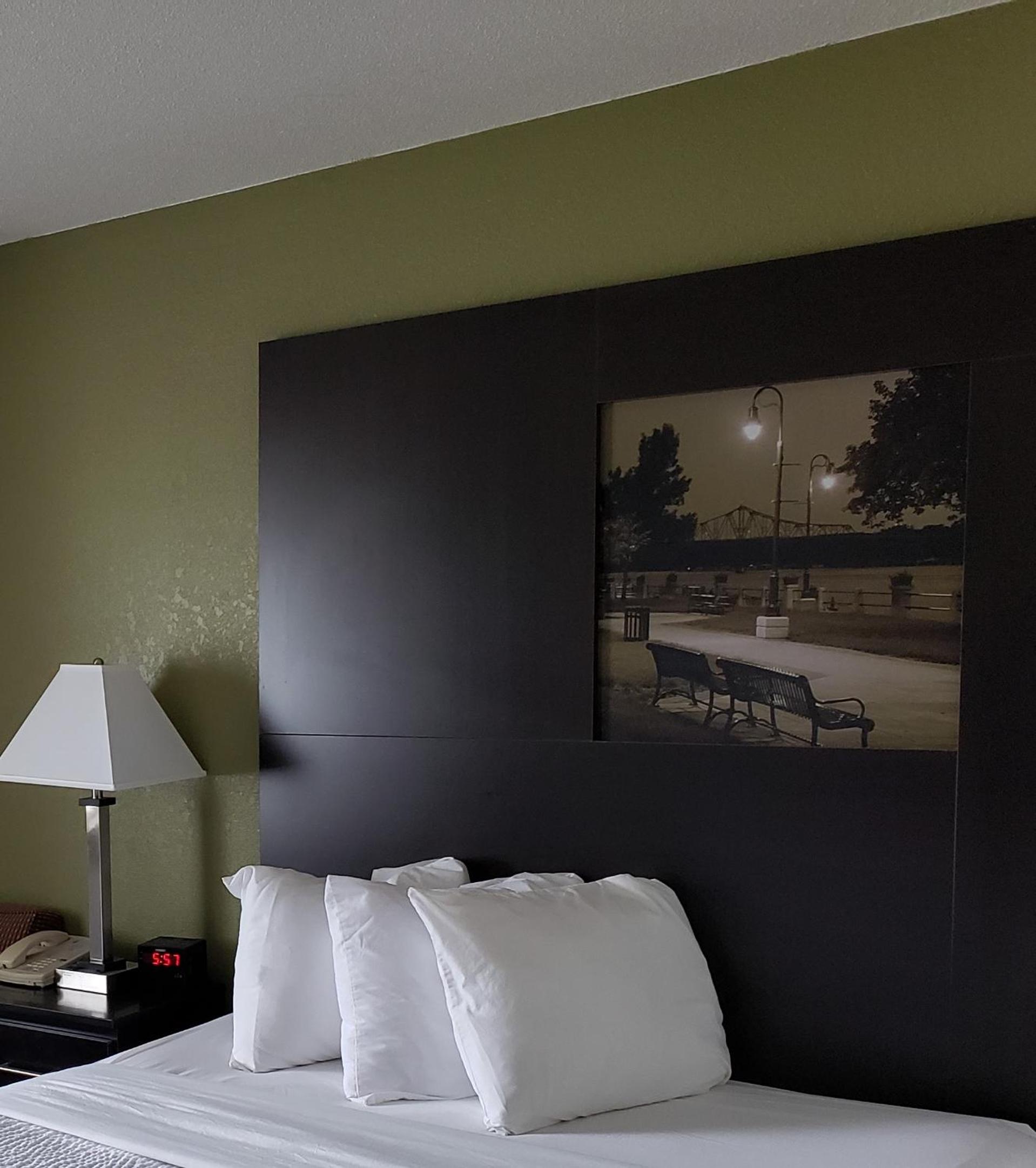 Queen Room - Non-Smoking - Photo 3