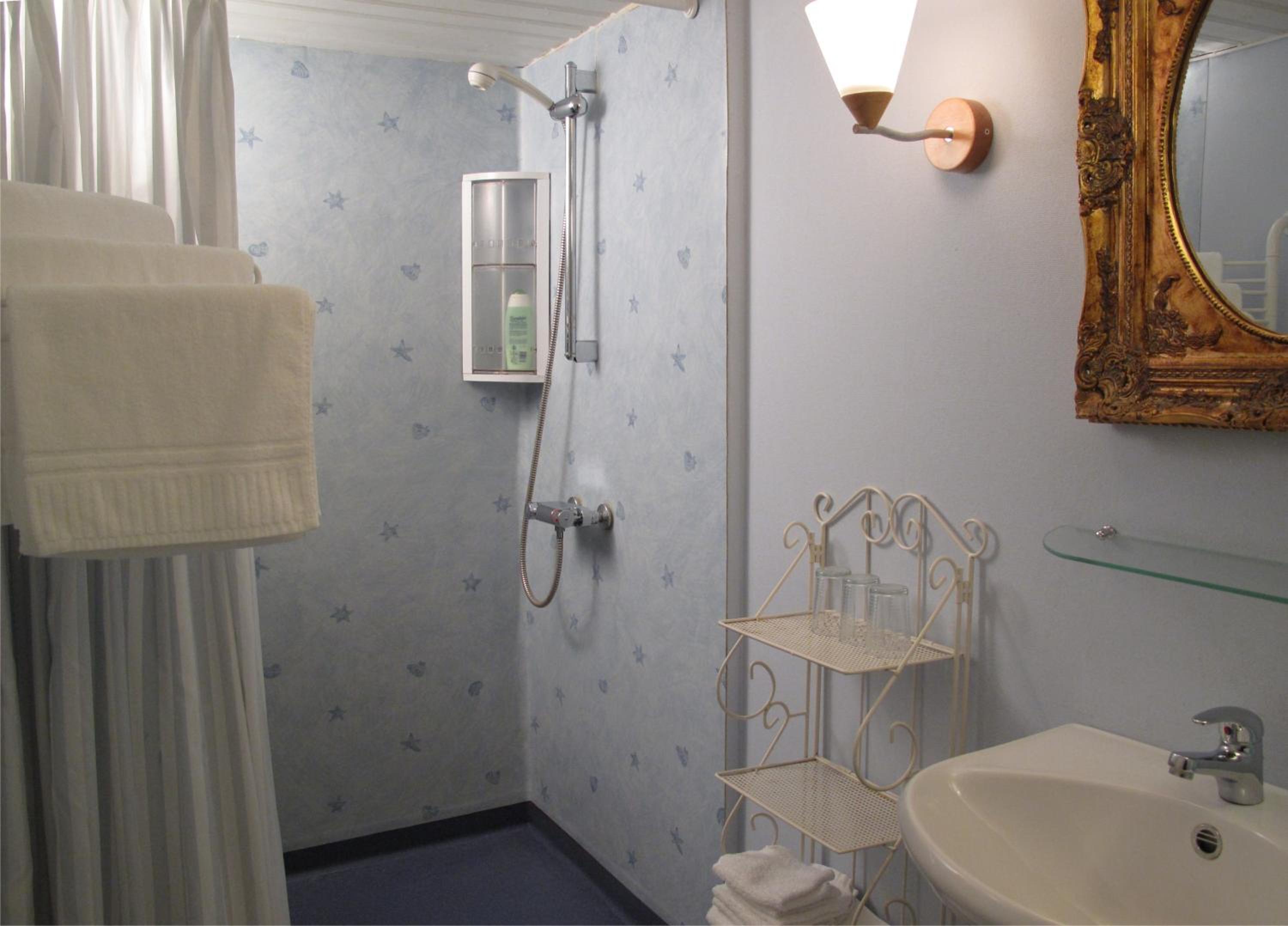 Triple Room with Private Bathroom - Photo 16