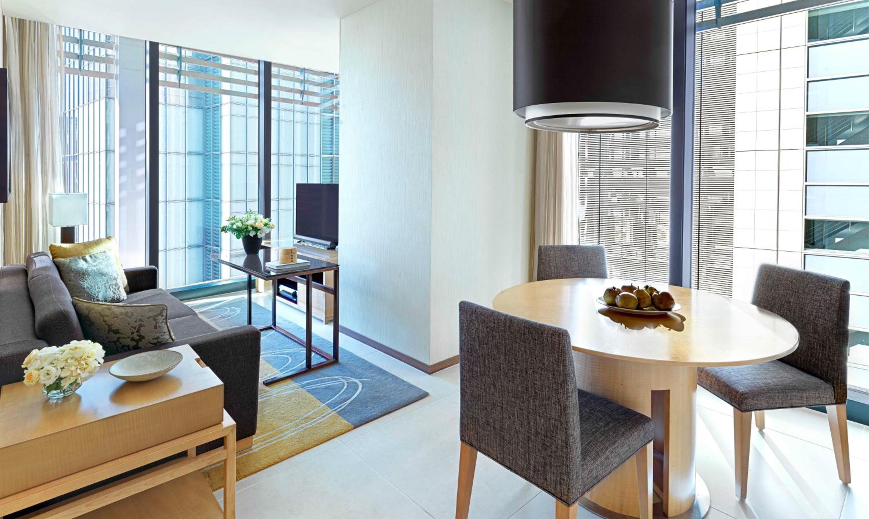 Superior One-Bedroom Suite thumbnail 6