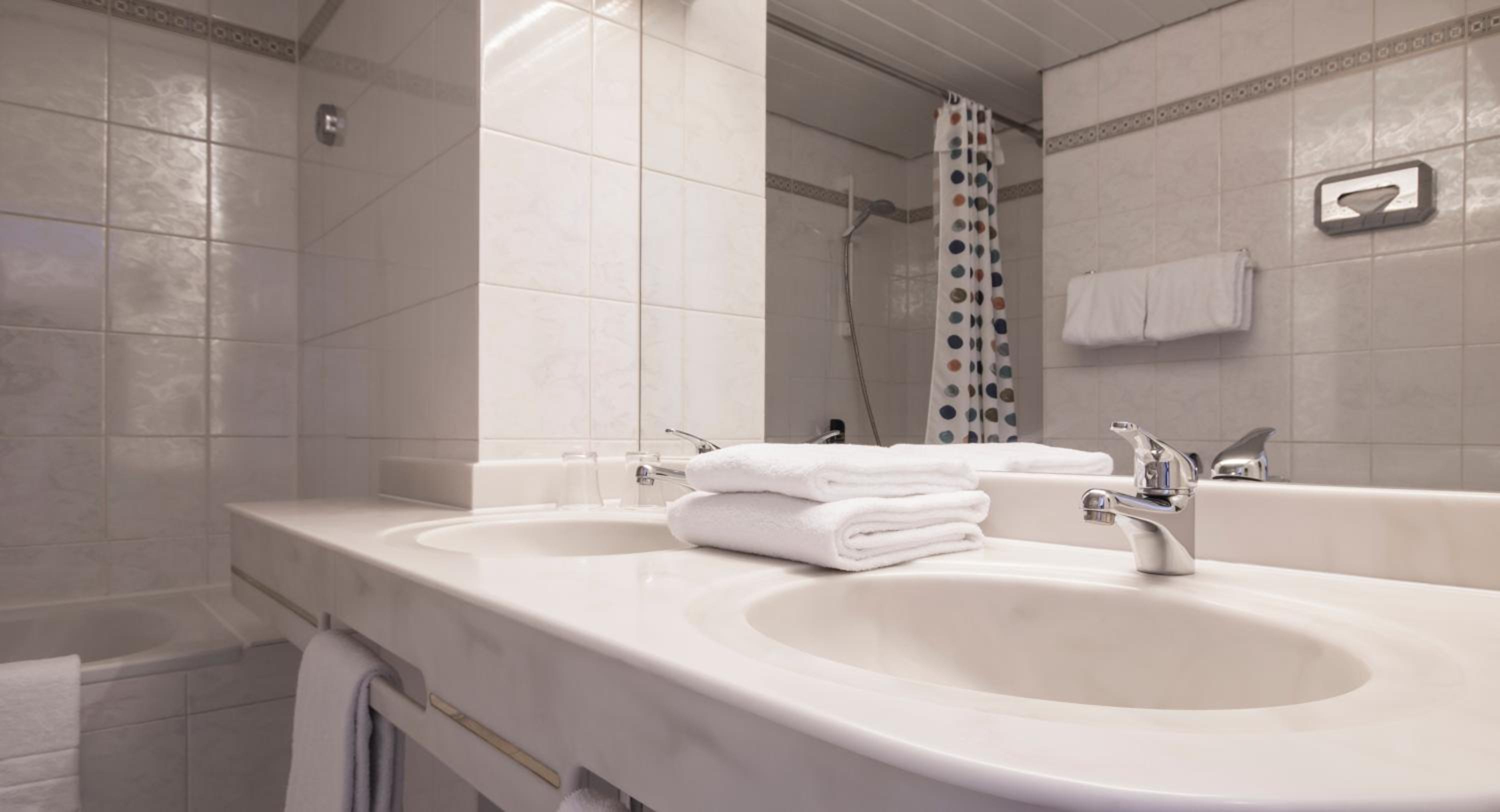 Standard Triple Room (no air-condition) - Photo 4