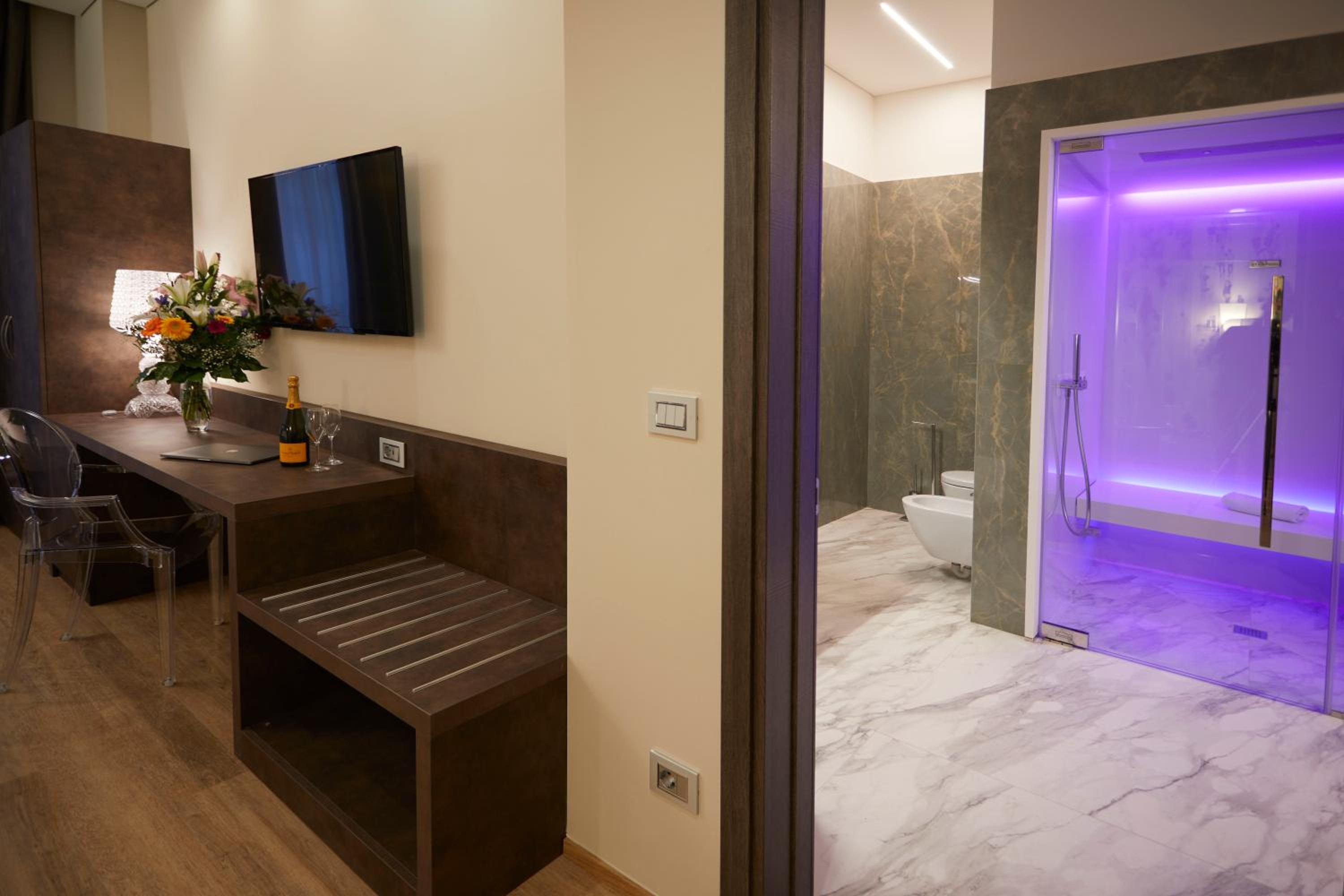 Suite With Spa Access - Photo 1