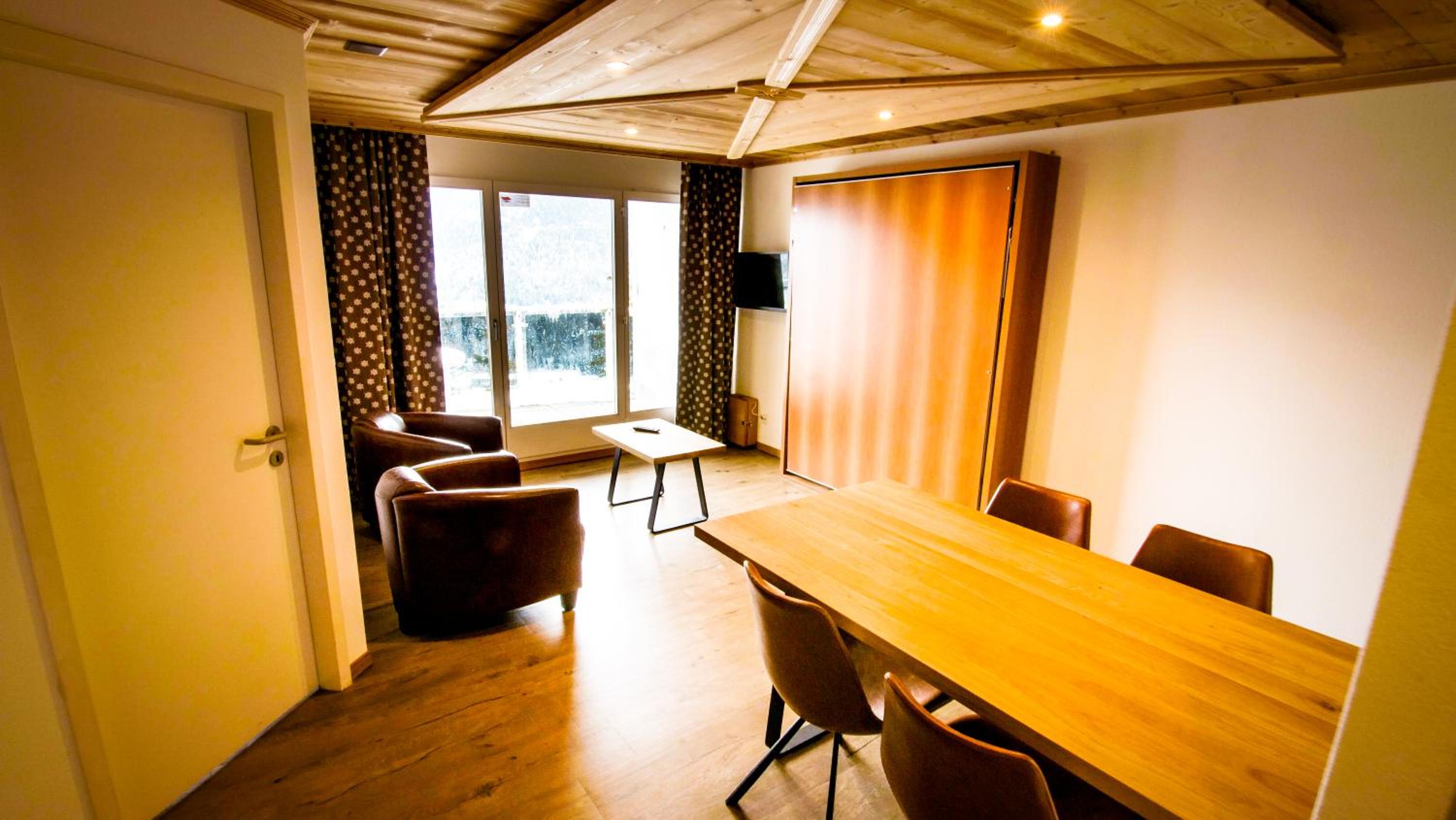 One-Bedroom Apartment - Annex - Photo 1