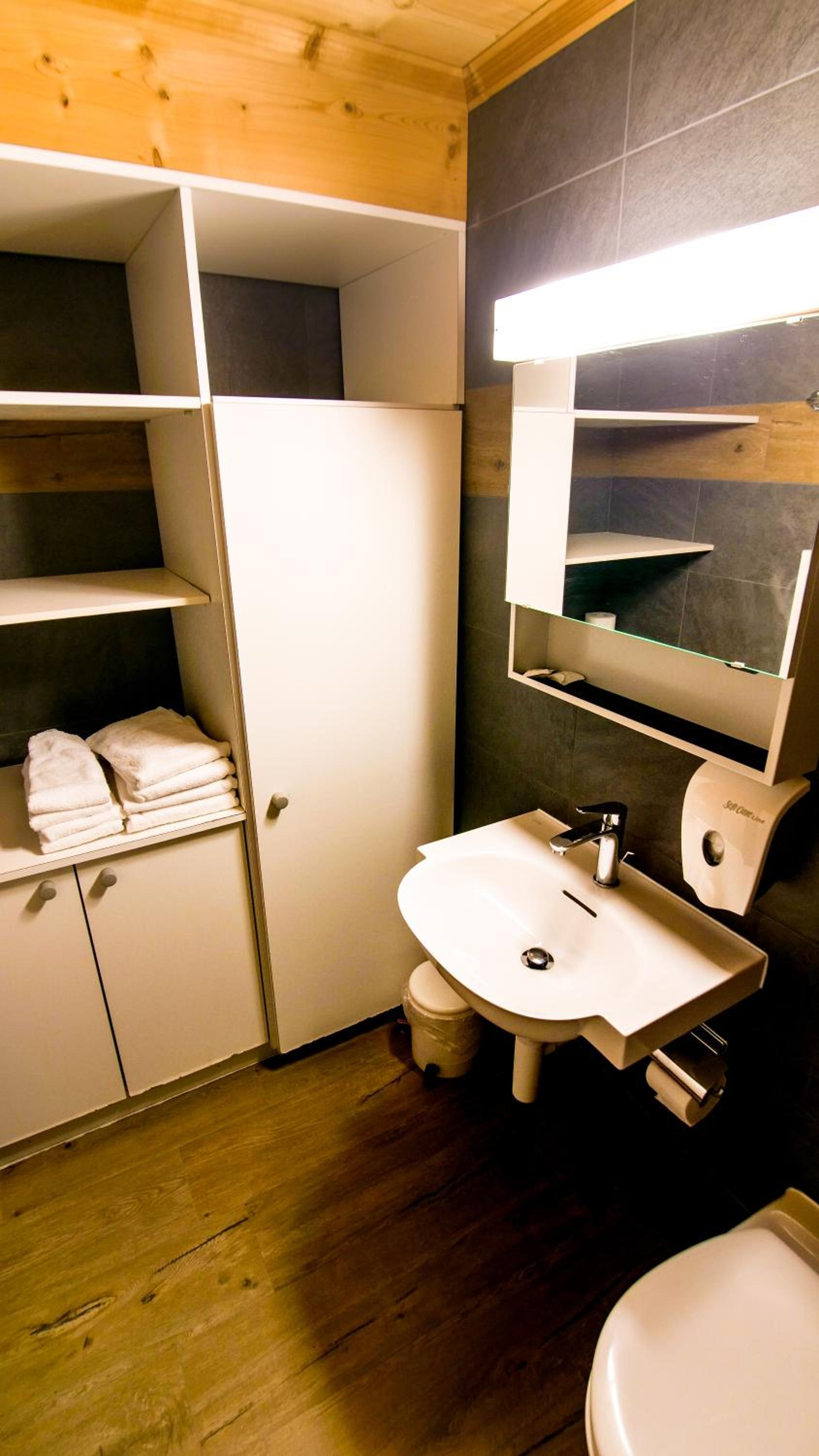 One-Bedroom Apartment - Annex - Photo 4