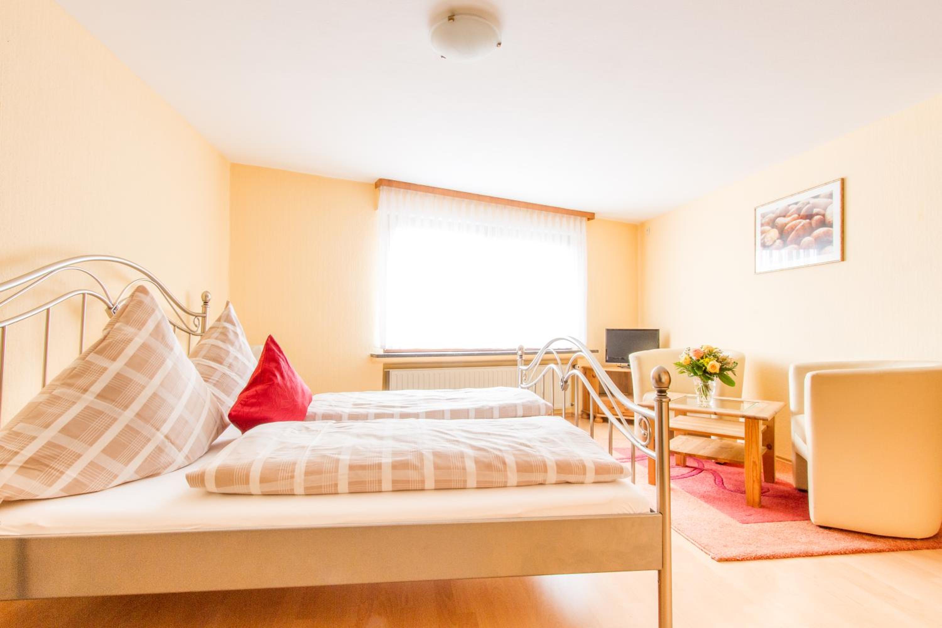 Double Room with Private Bathroom - Photo 2